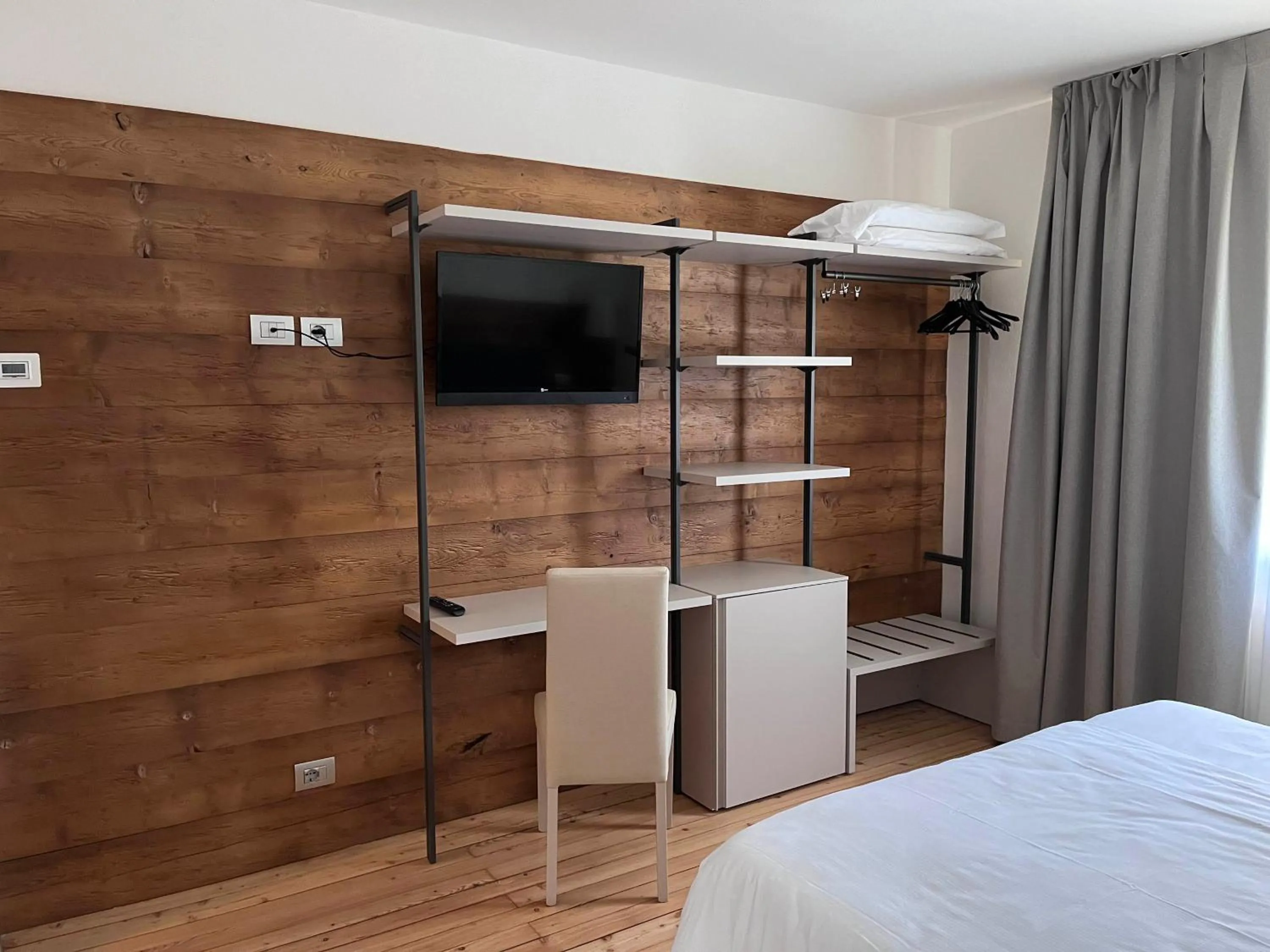 Bed in Hotel Albergo Dolomiti