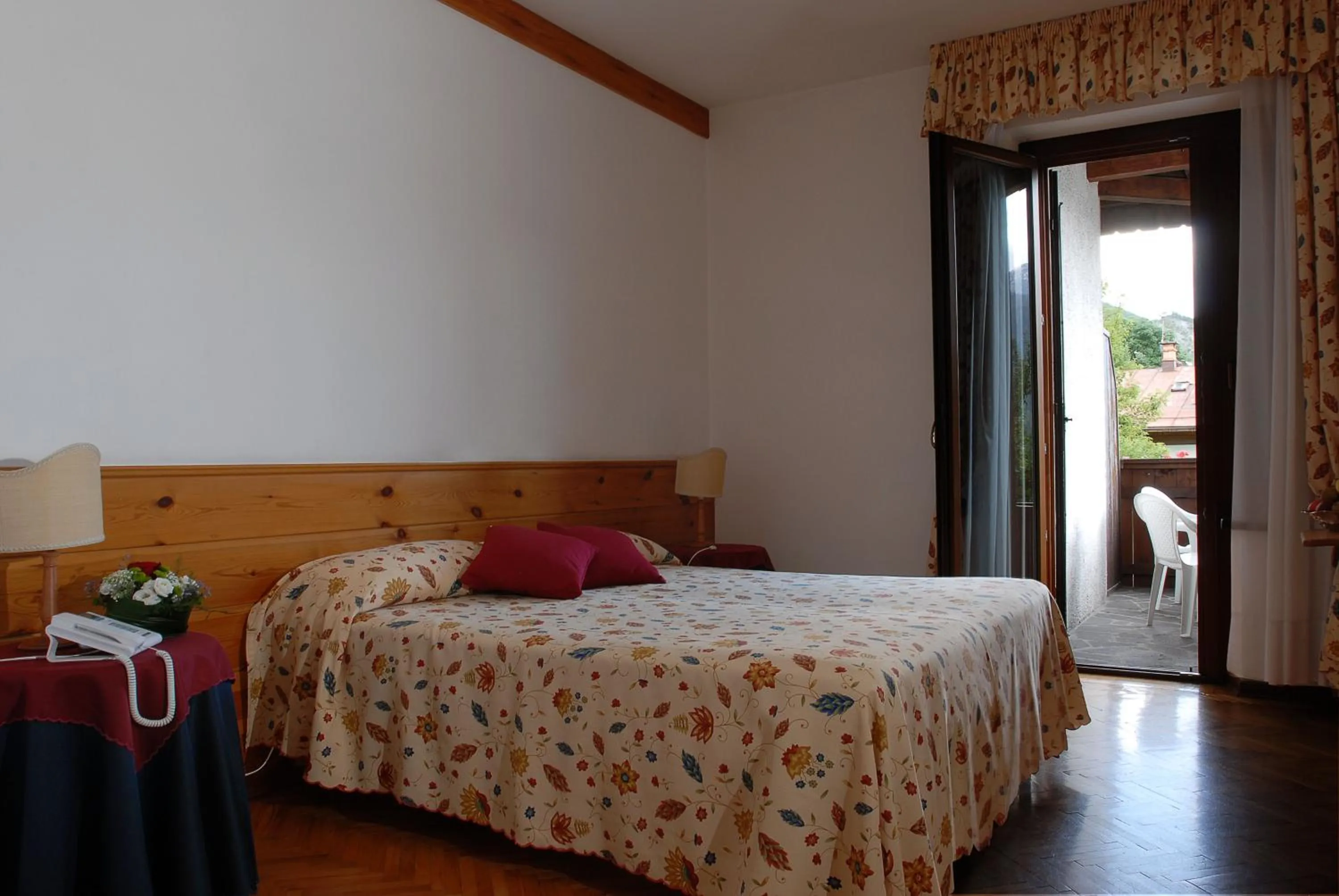 Bed in Hotel Albergo Dolomiti