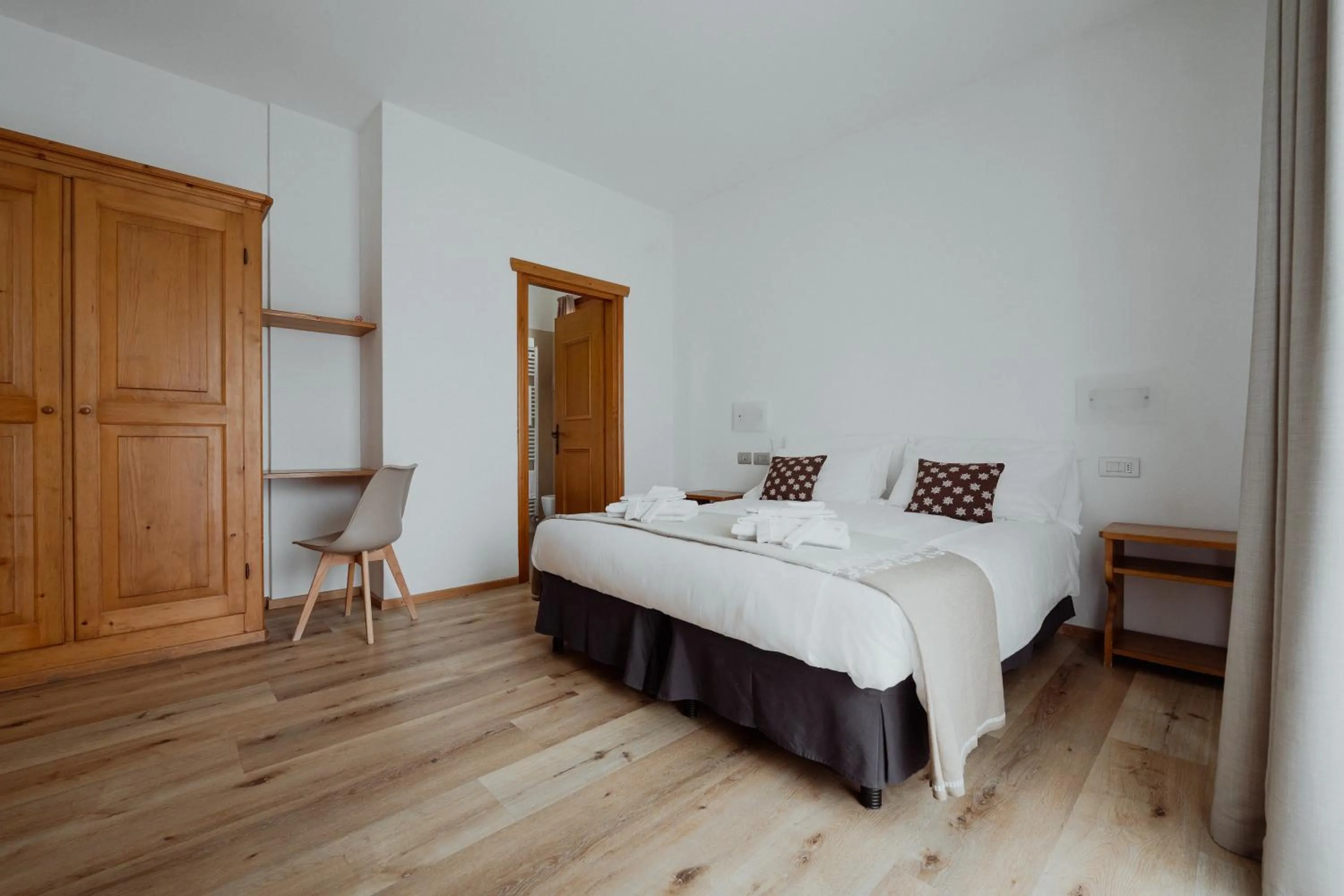 Bed in Hotel Albergo Dolomiti