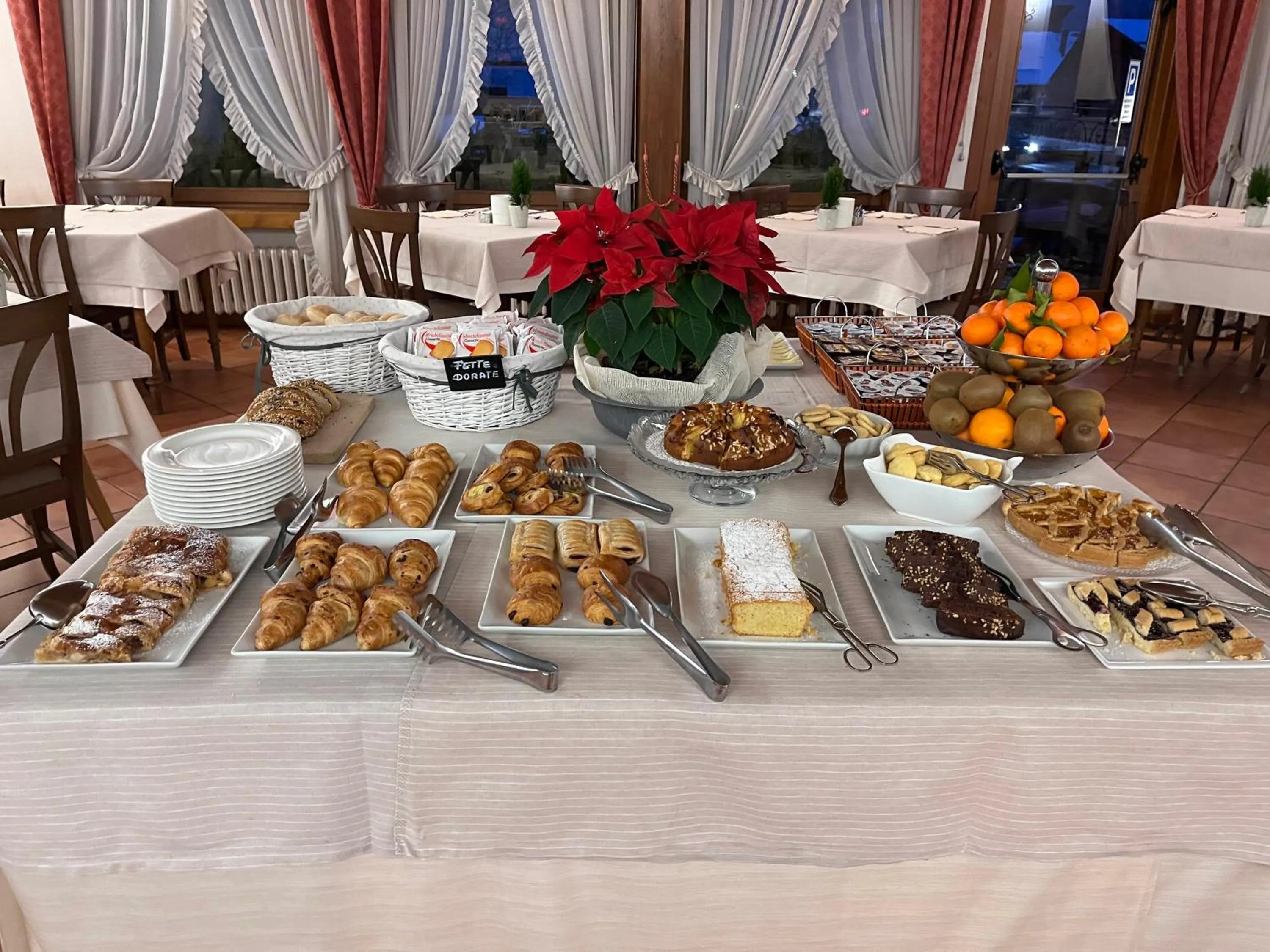 Buffet breakfast in Hotel Albergo Dolomiti