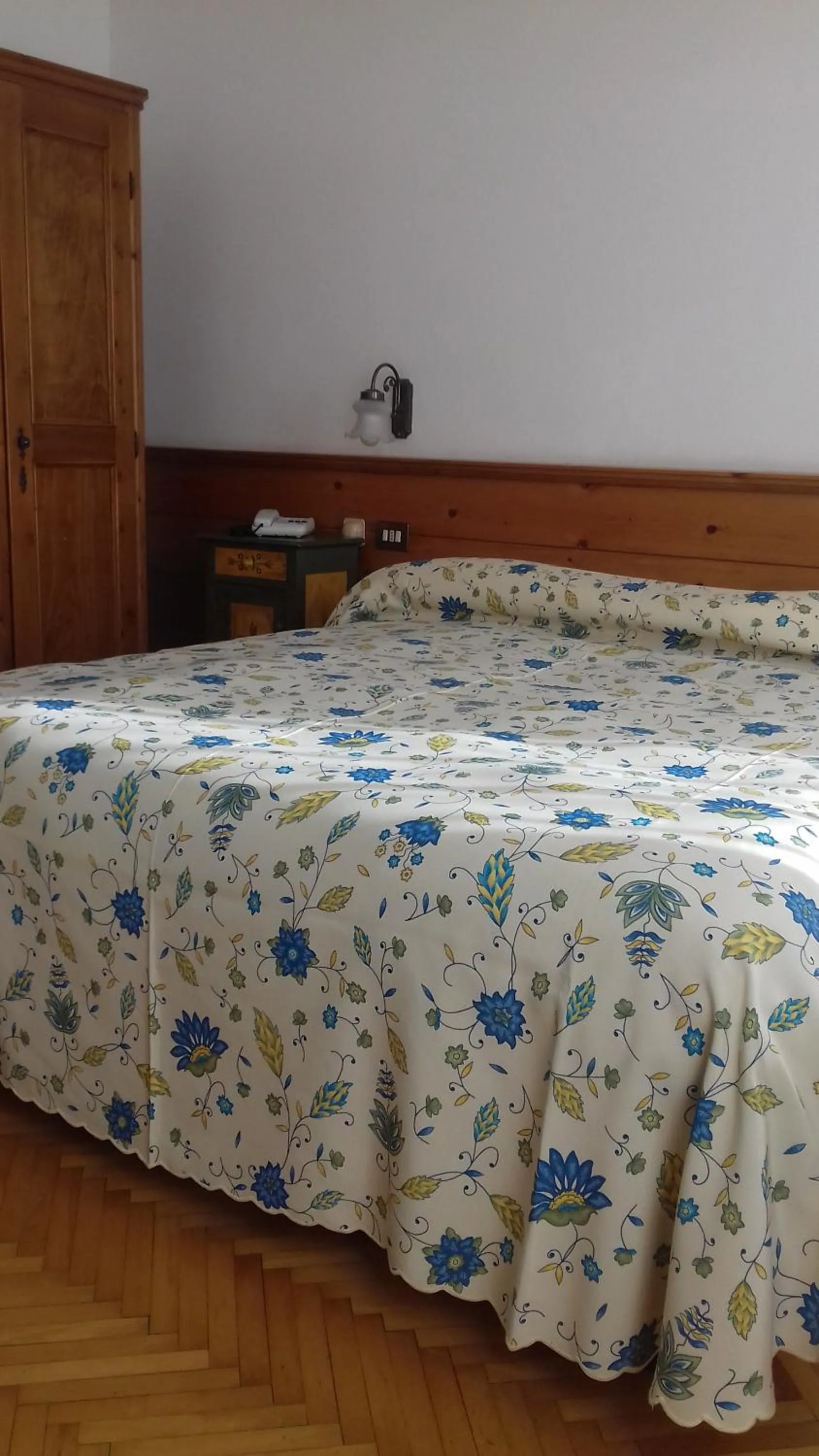 Bed in Hotel Albergo Dolomiti