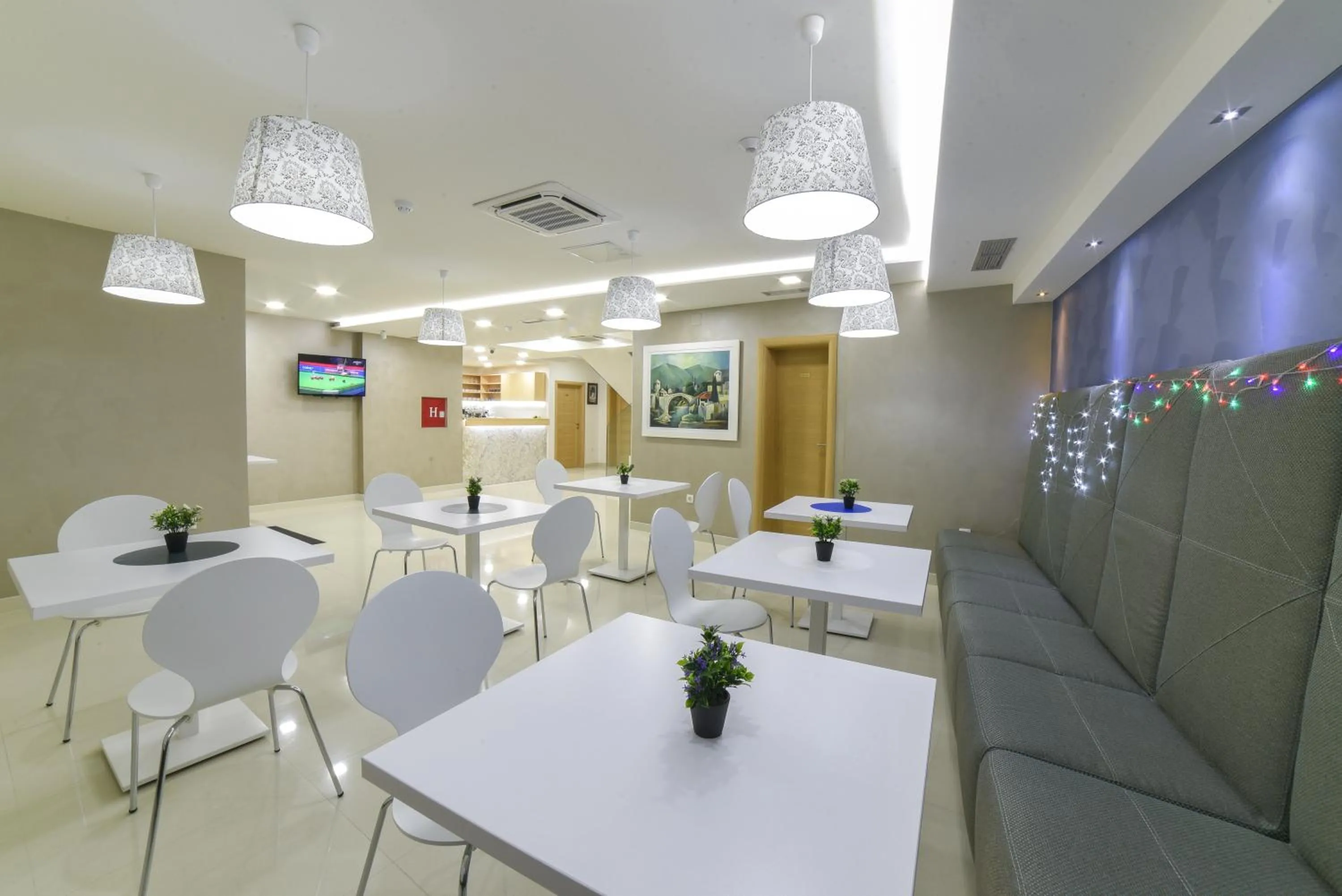 Restaurant/places to eat in Patria Villa