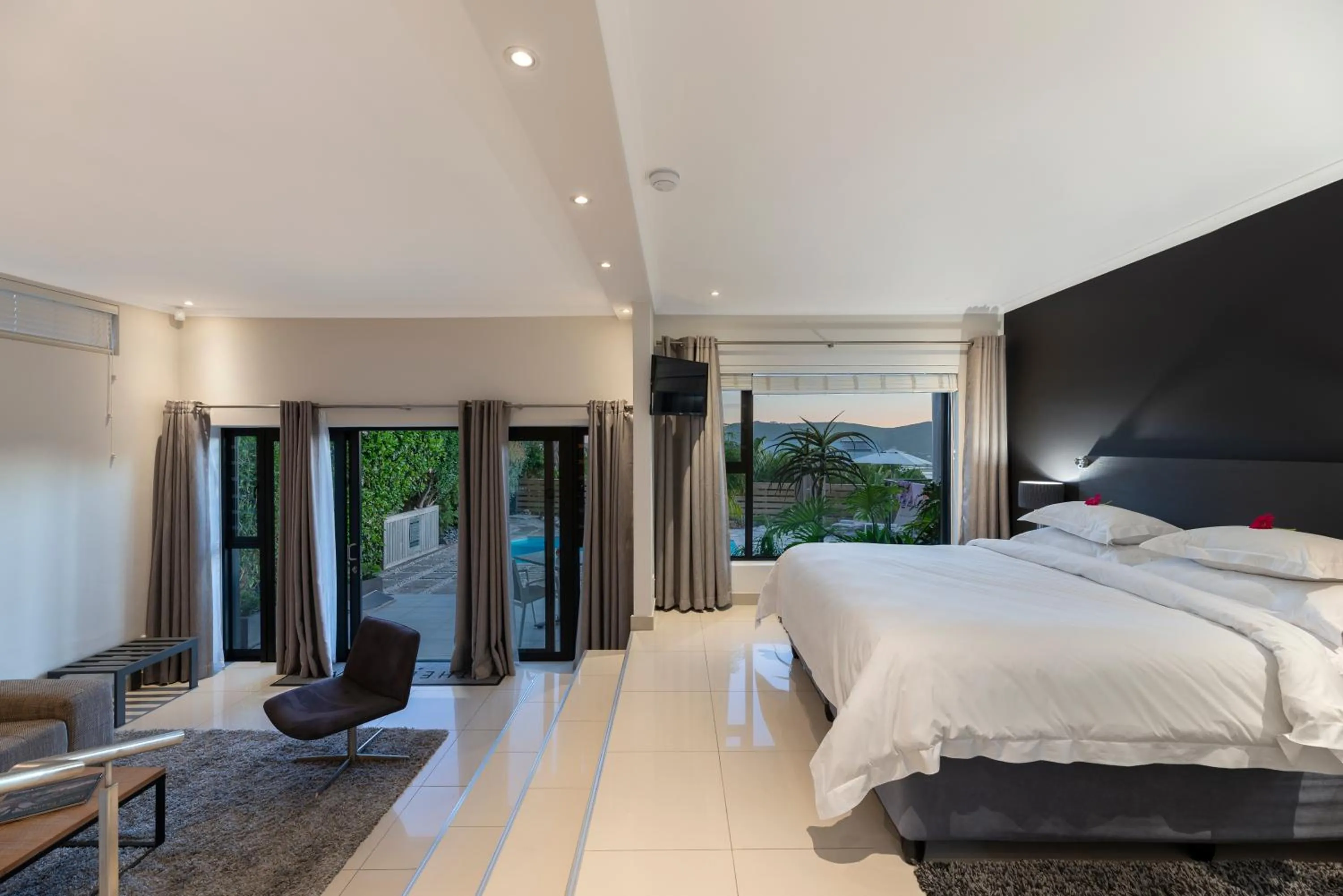 Deluxe Double or Twin Room with Lake View in THEBLOEM Guest Suites by Knysna Paradise Collection