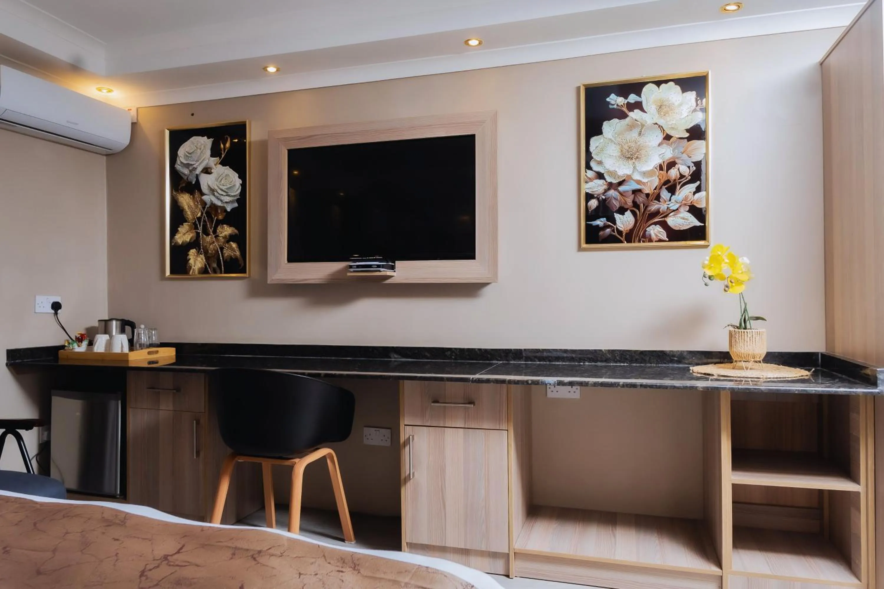 TV and multimedia in Casa Mia Lodge & Restaurant