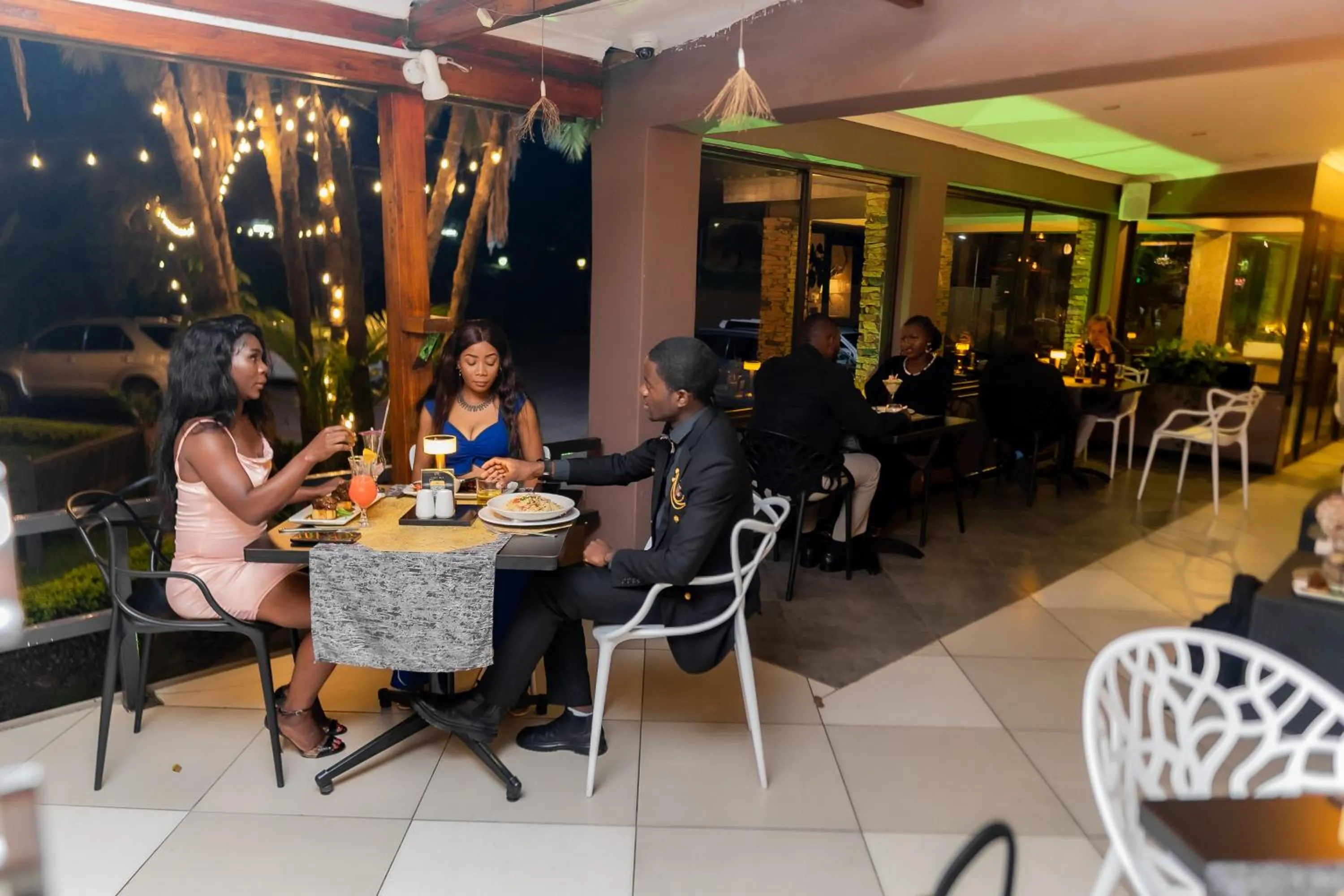 Restaurant/places to eat in Casa Mia Lodge & Restaurant