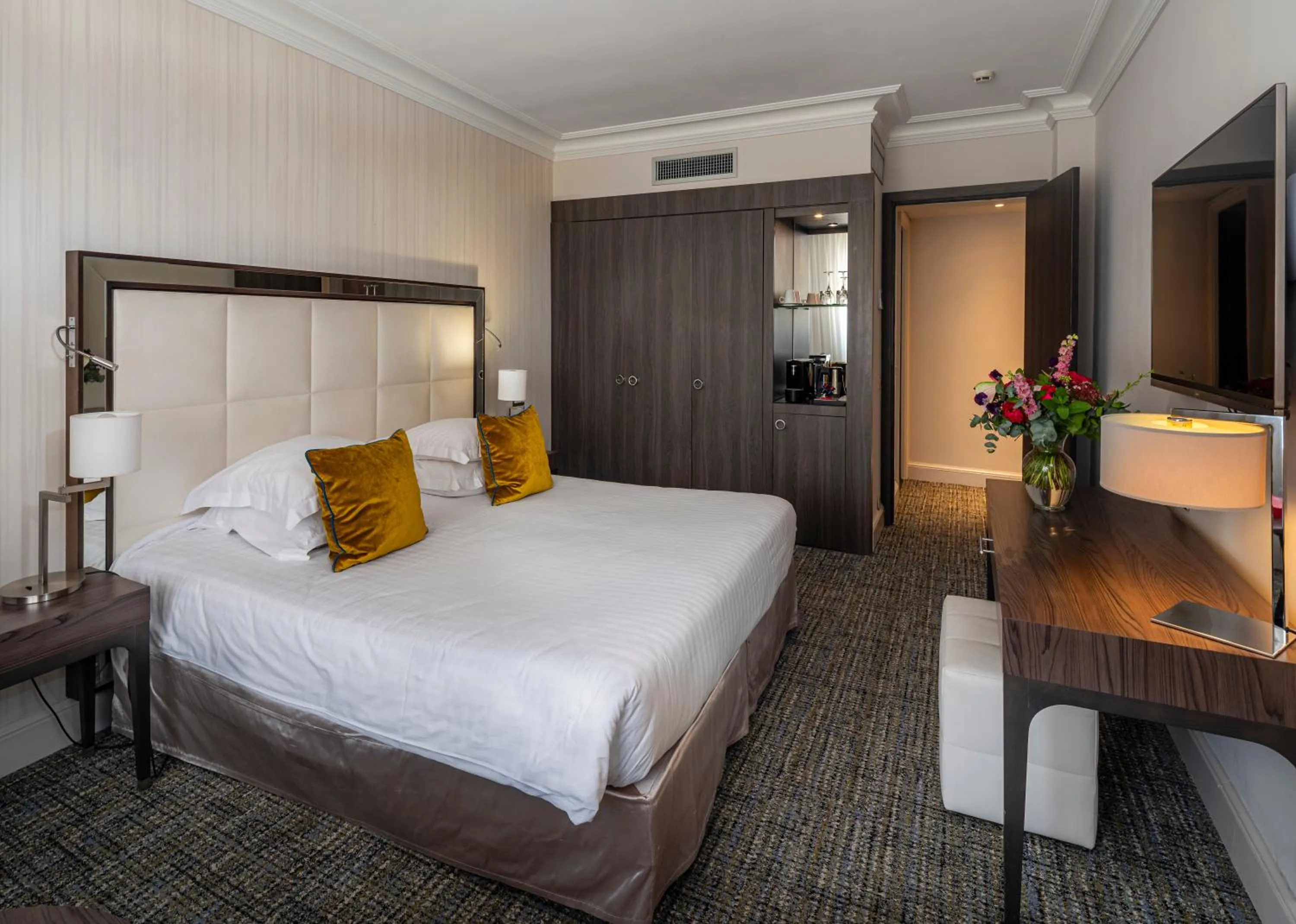 Photo of the whole room, Bed in Hôtel Le Canberra