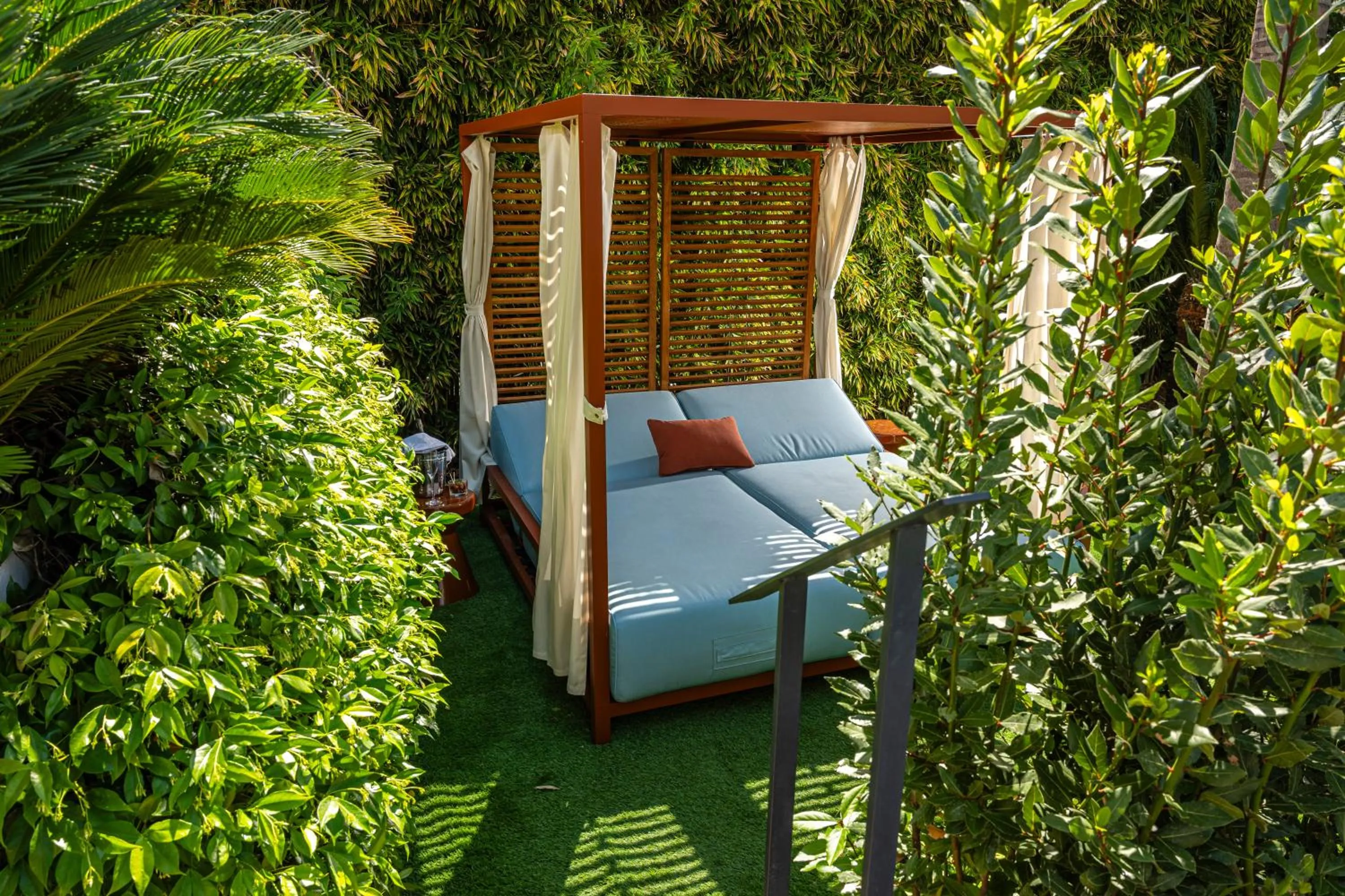 Garden view in Hôtel Le Canberra