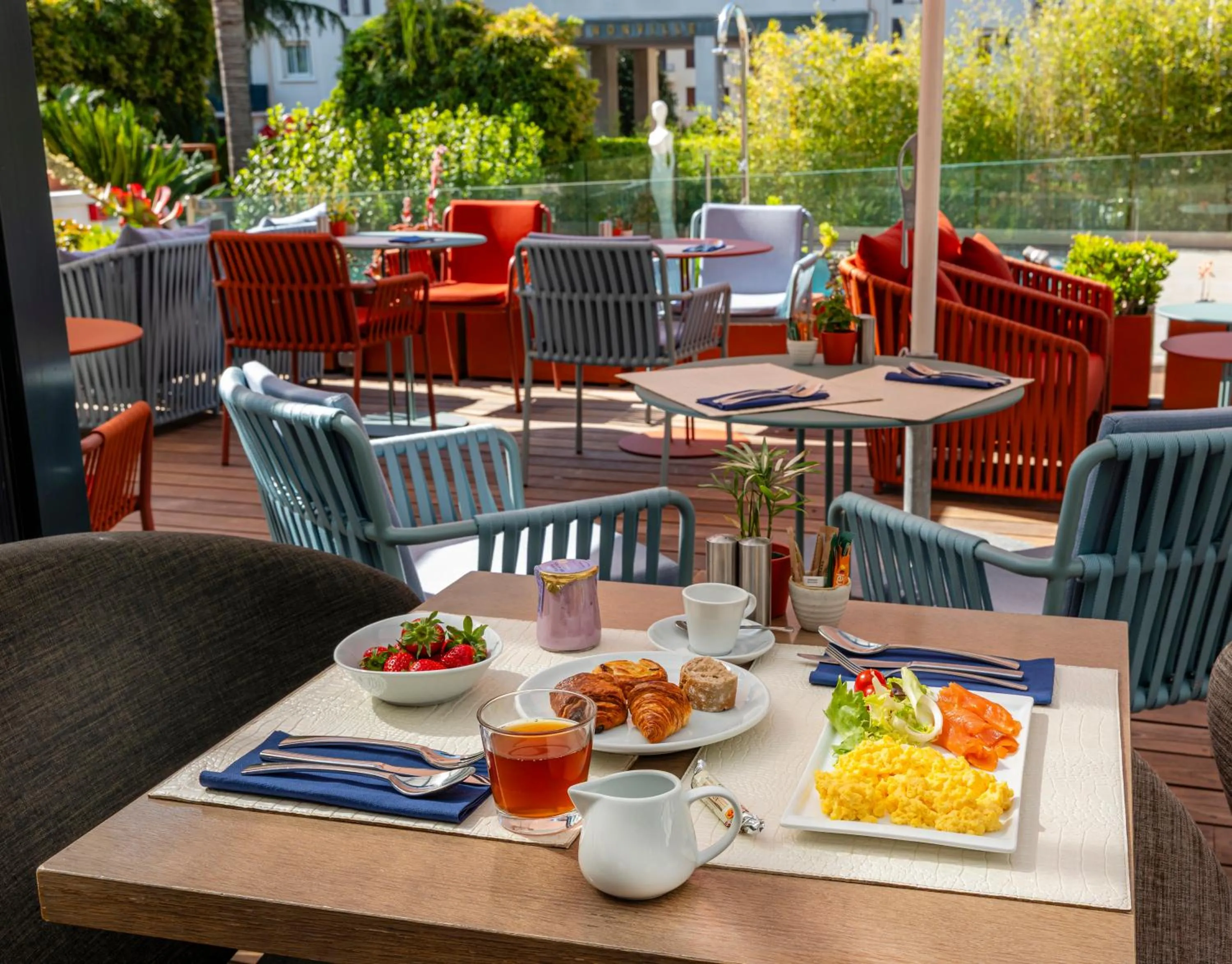 Buffet breakfast in Hôtel Le Canberra