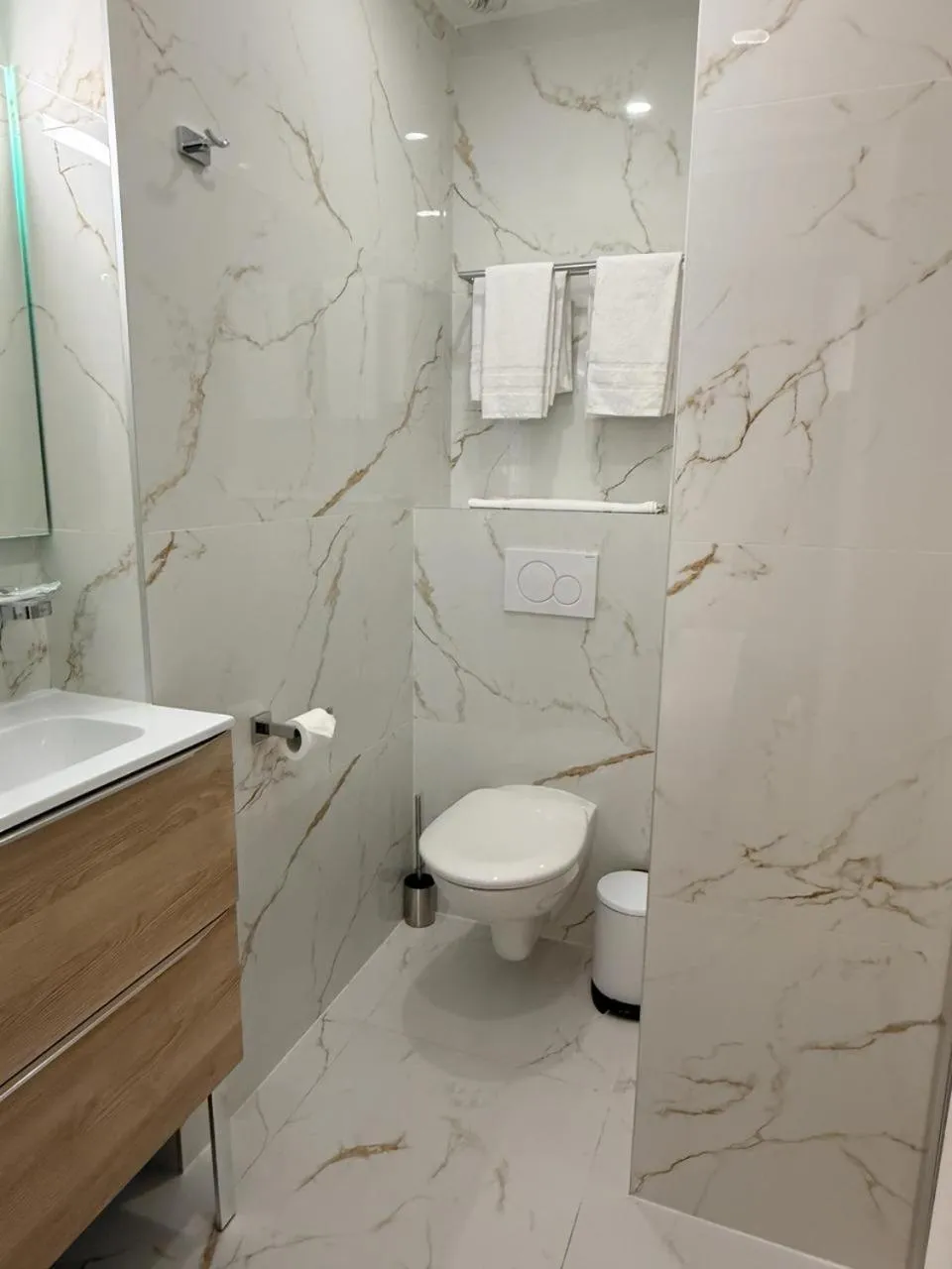 Shower in Hôtel P.L.M.