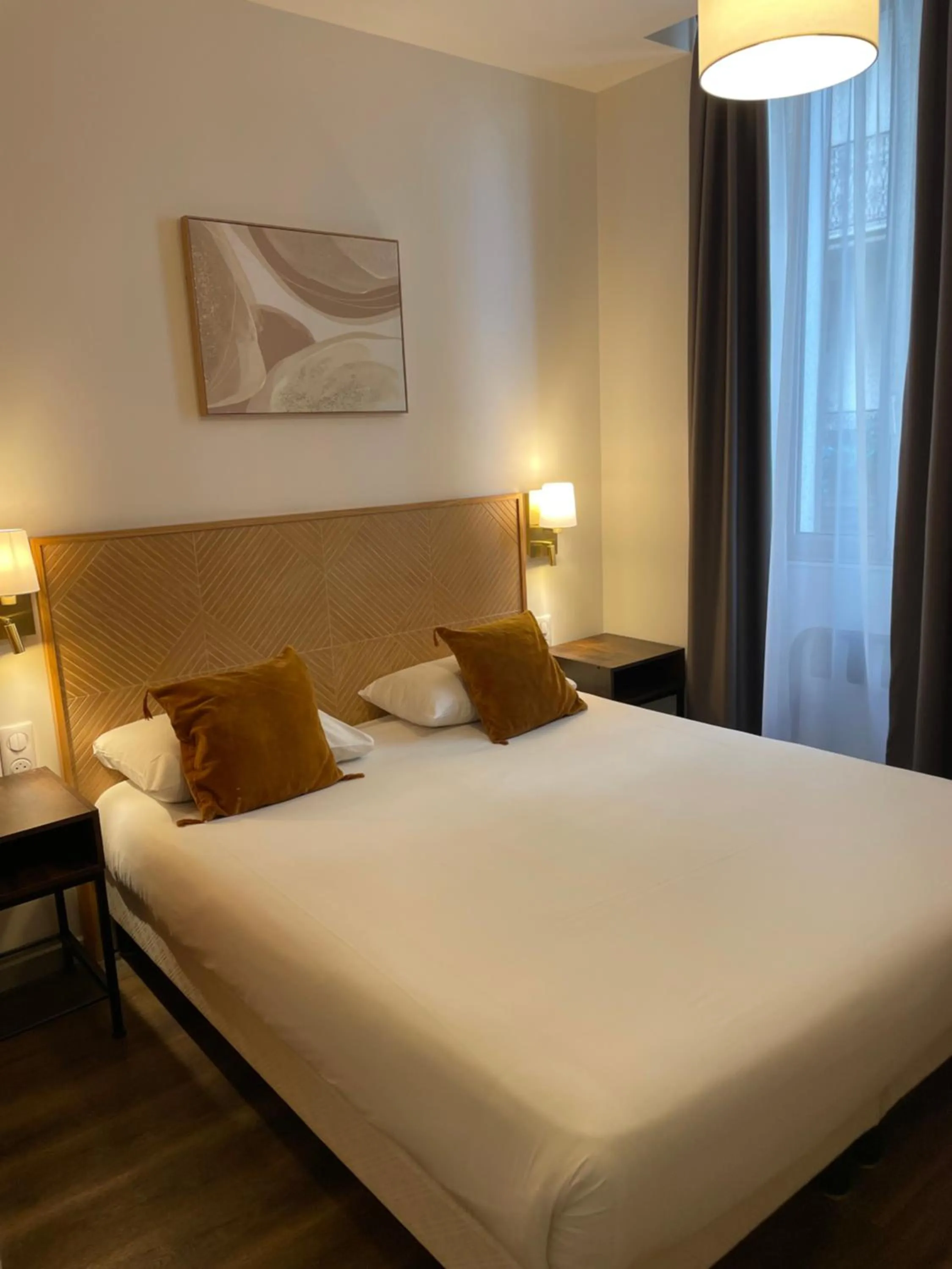 Photo of the whole room, Bed in Hôtel P.L.M.