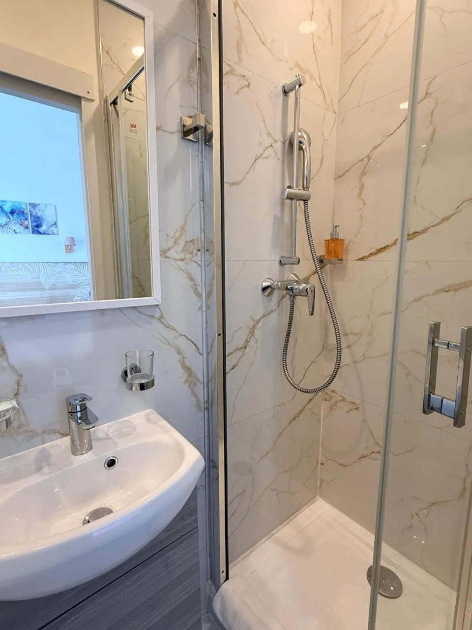 Shower in Hôtel P.L.M.