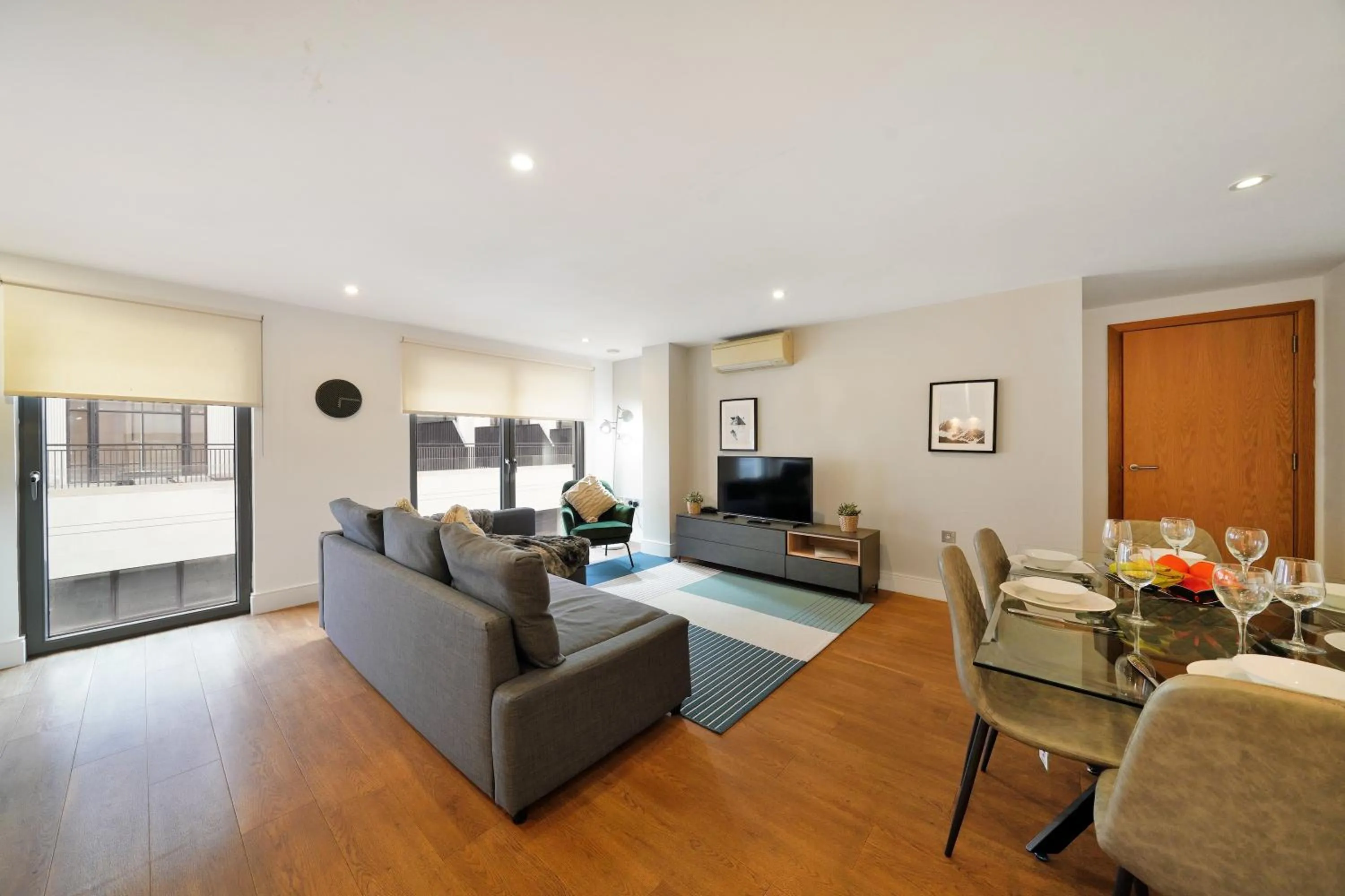 Living room in Modern Apartments in Bayswater Central London FREE WIFI & AIRCON by City Stay Aparts London