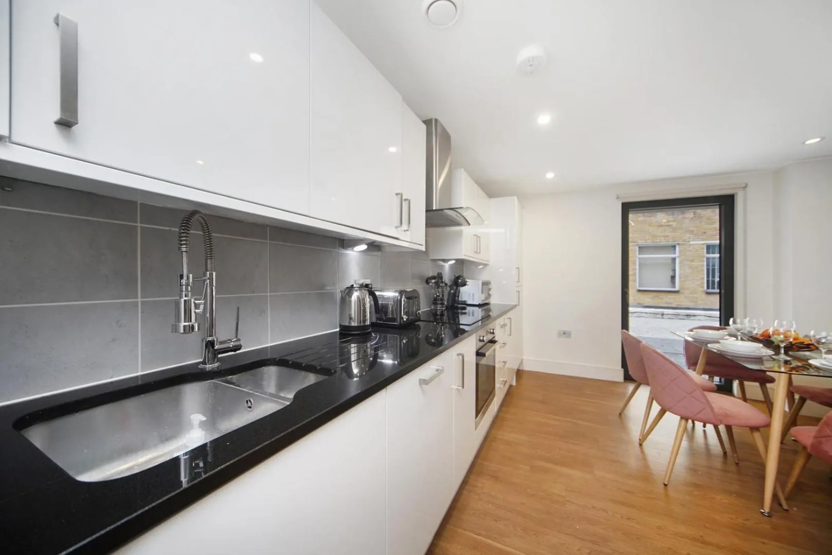 Modern Apartments in Bayswater Central London FREE WIFI & AIRCON by City Stay Aparts London