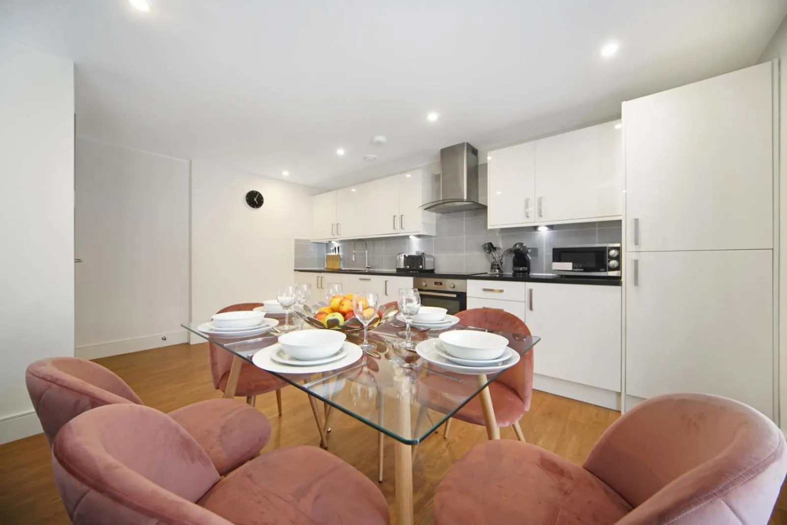Dining area in Modern Apartments in Bayswater Central London FREE WIFI & AIRCON by City Stay Aparts London