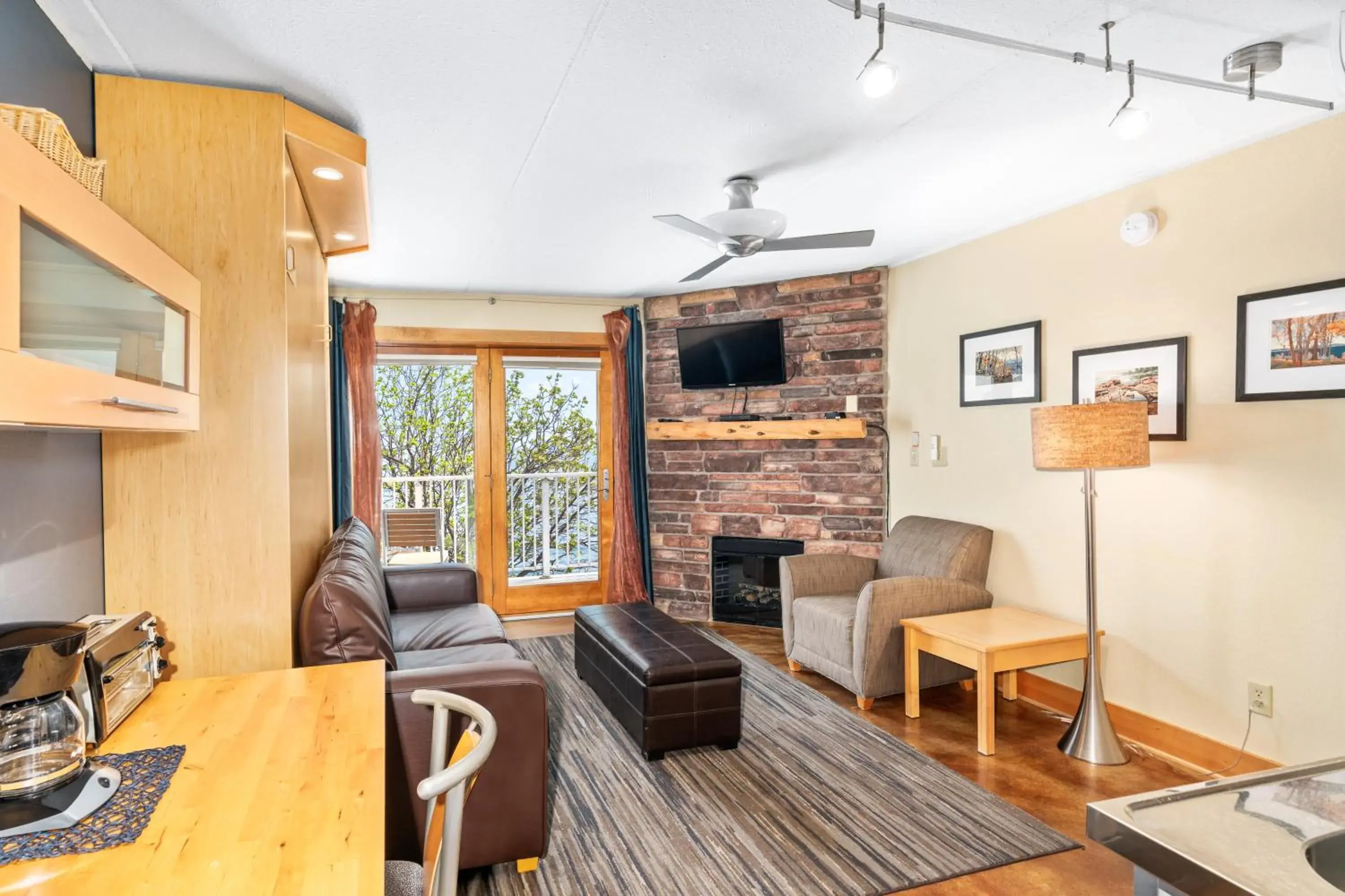 Studio with Lake Side View in East Bay Suites Studio with Lake Side View in East Bay Suites