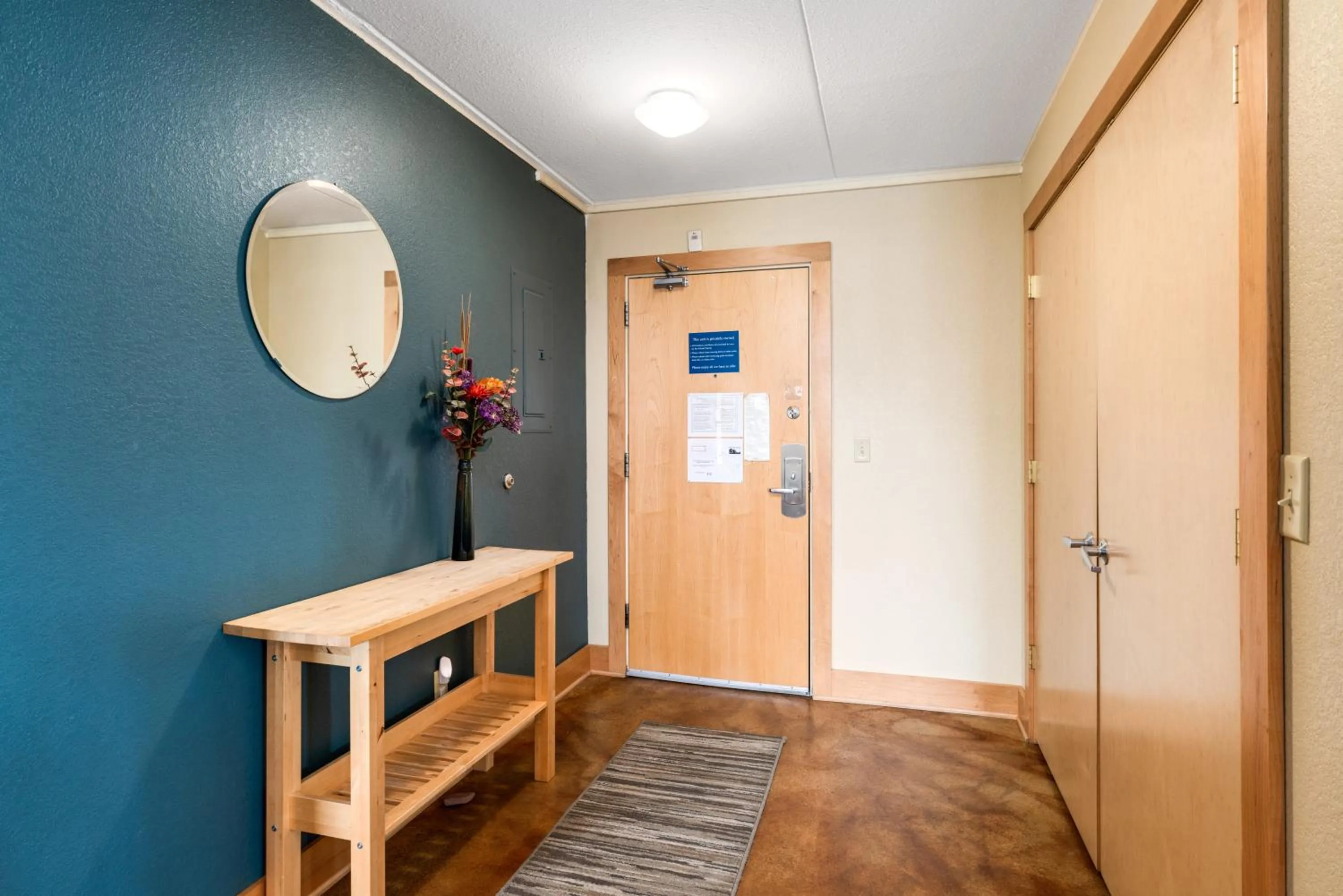 Facade/entrance in East Bay Suites