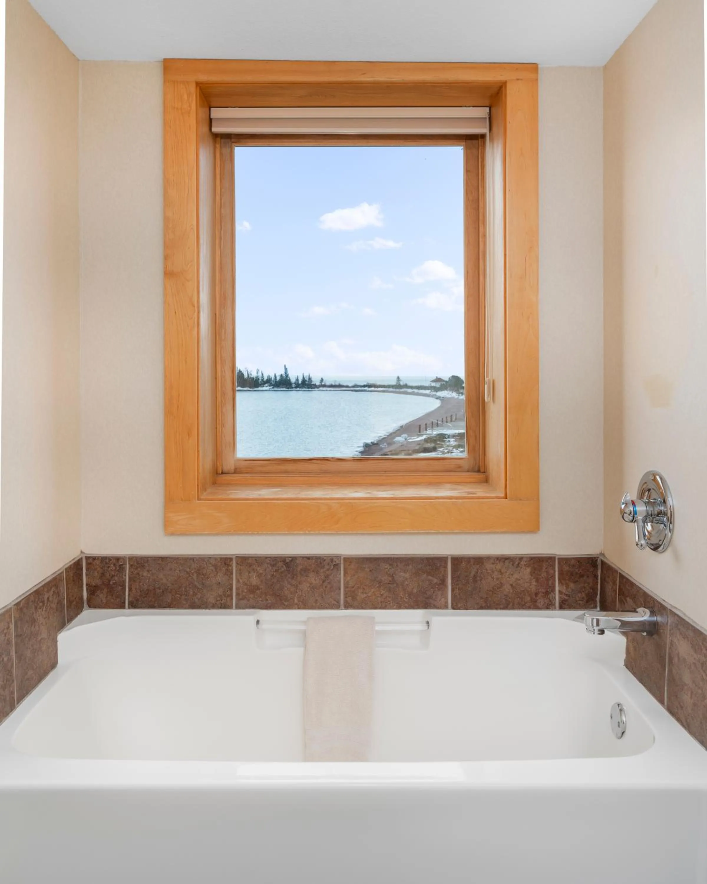 Bath, Bed in East Bay Suites