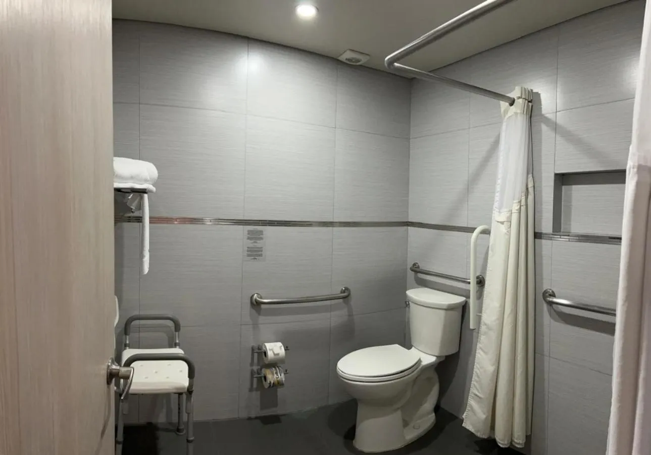 Bathroom in Holiday Inn Express Mexico- Toreo by IHG