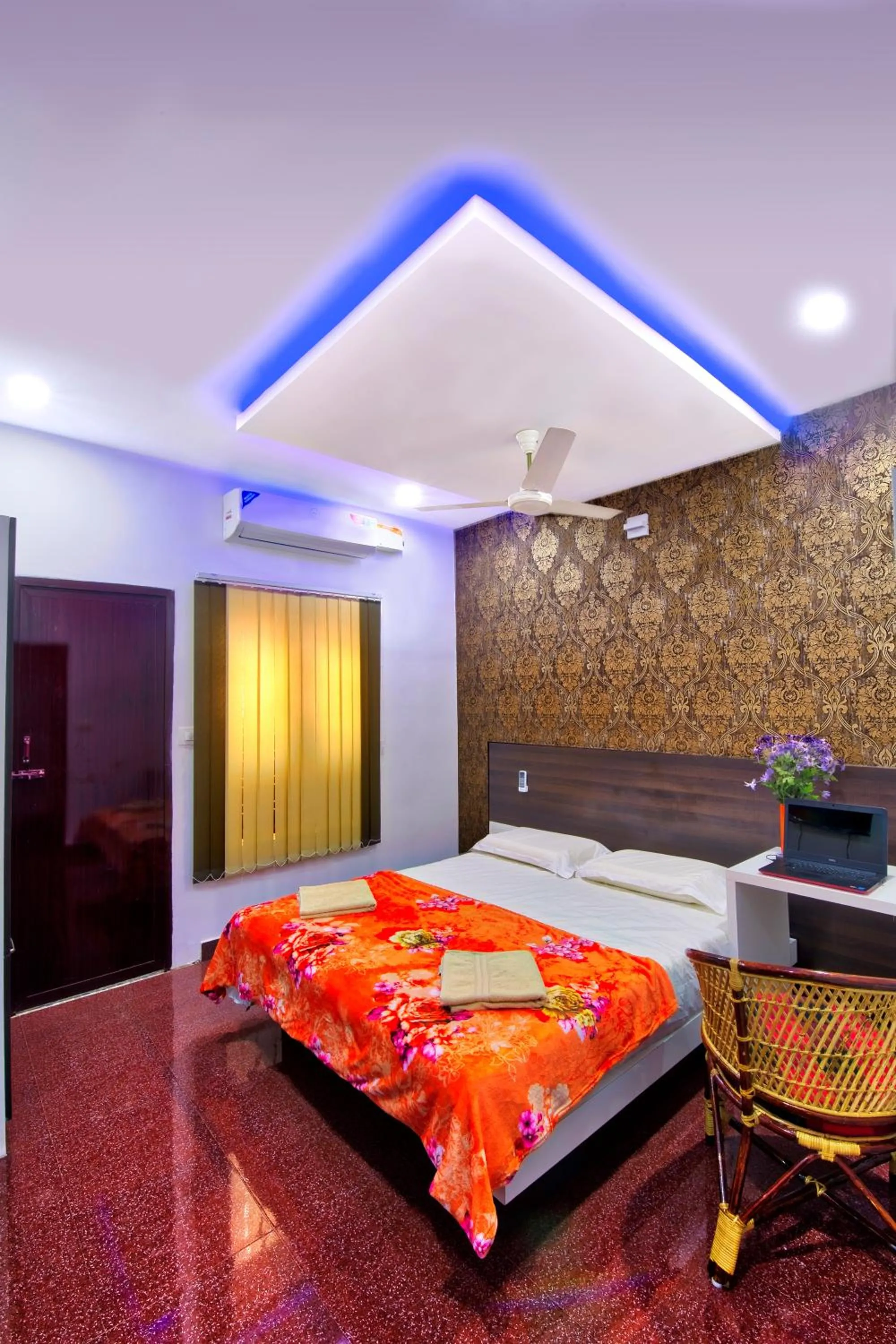 Deluxe Double Room with Shower in Rams Guest House Near Sree Chithra and RCC