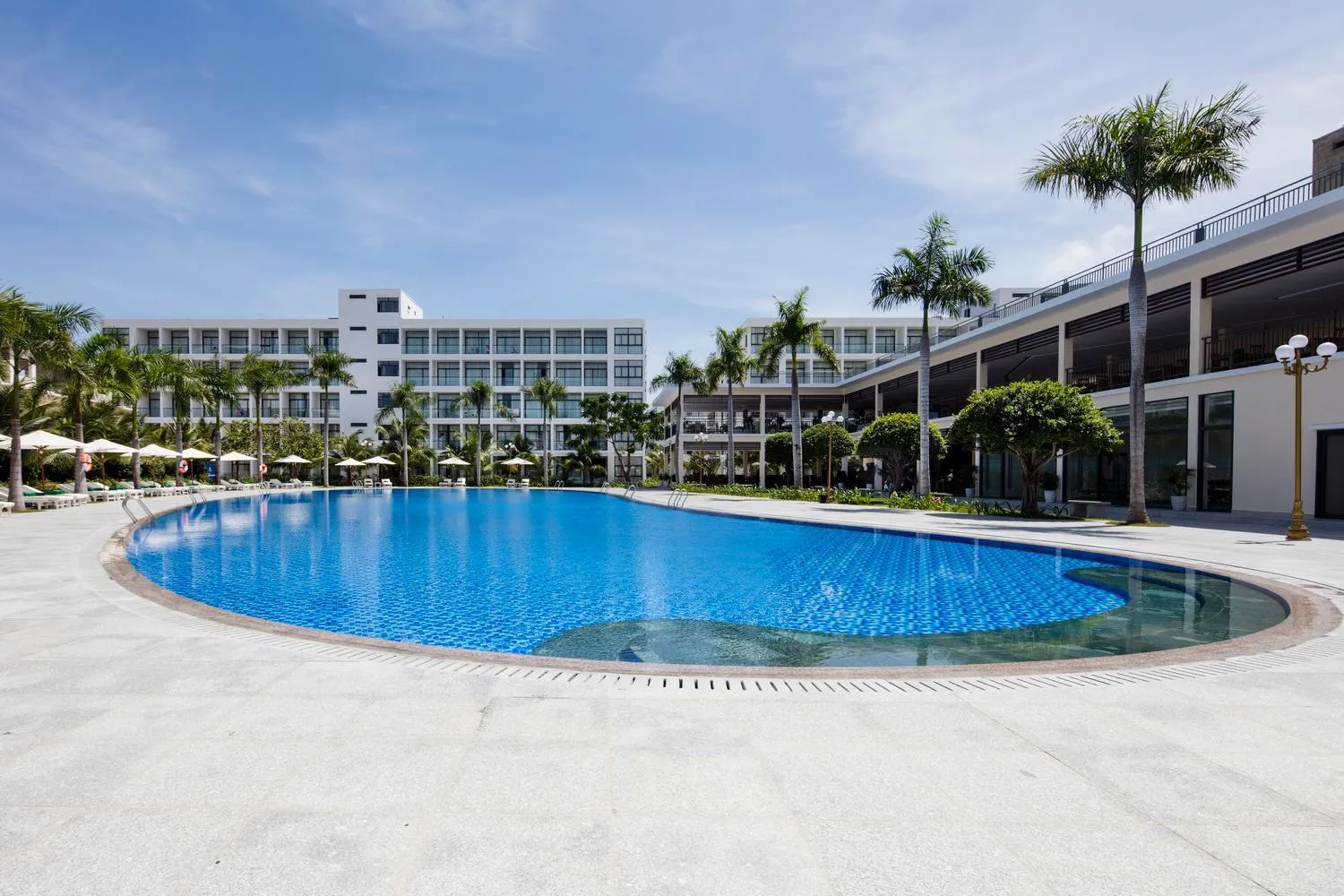 Swimming pool in Diamond Bay Condotel Resort Nha Trang