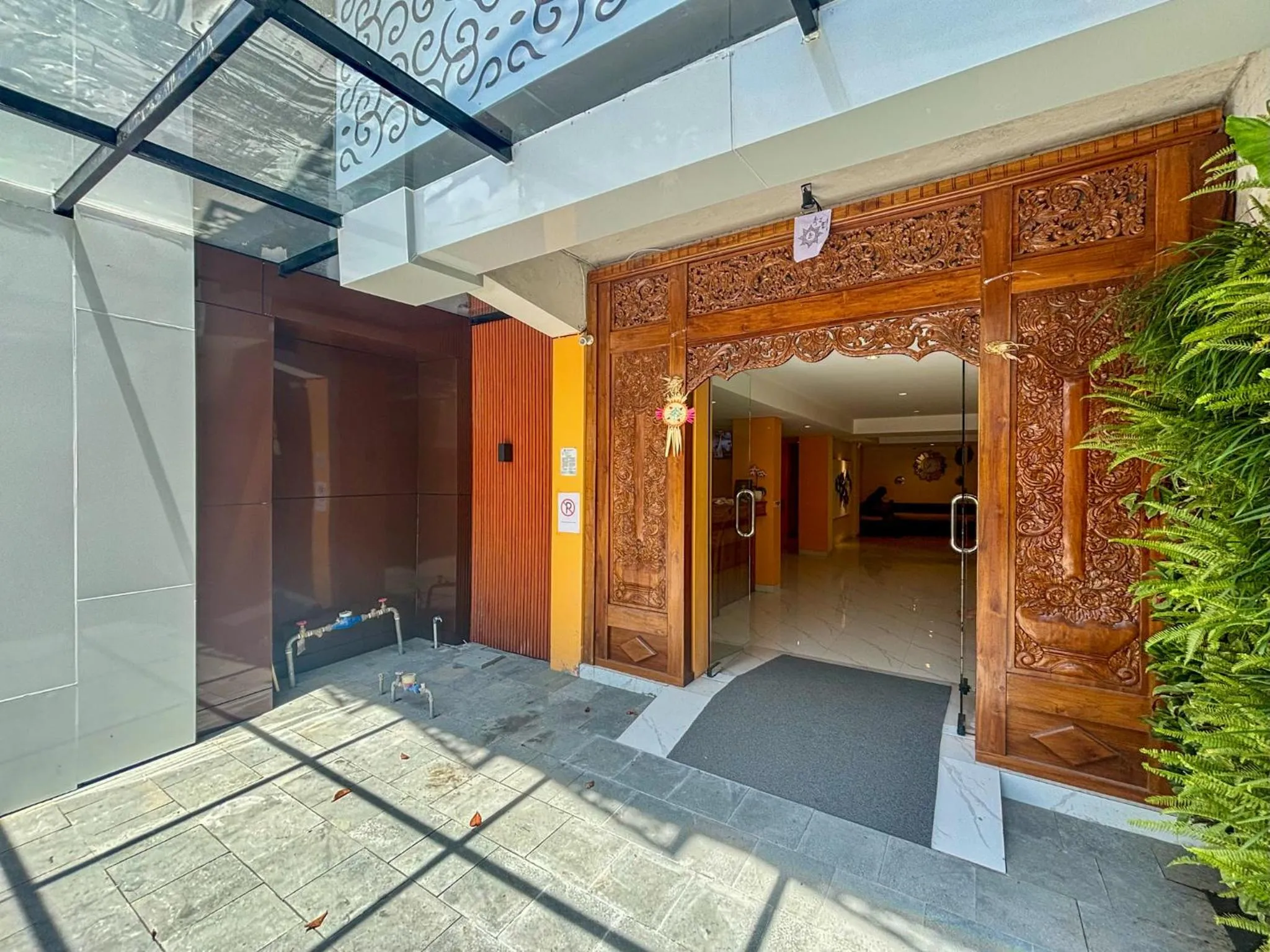 Facade/entrance in AB Hotel Kuta by AGATA