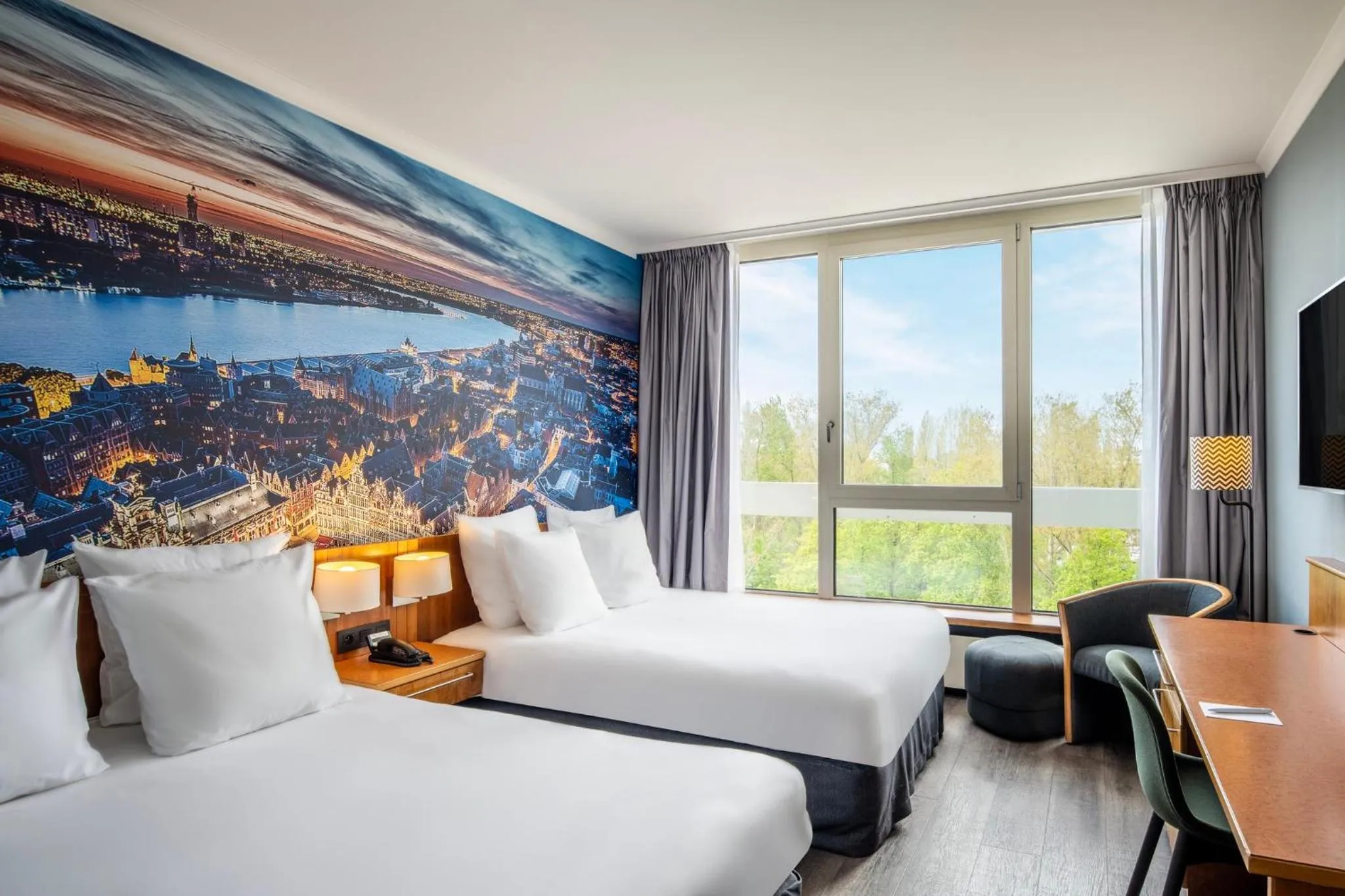 Photo of the whole room, Bed in Crowne Plaza Antwerpen by IHG