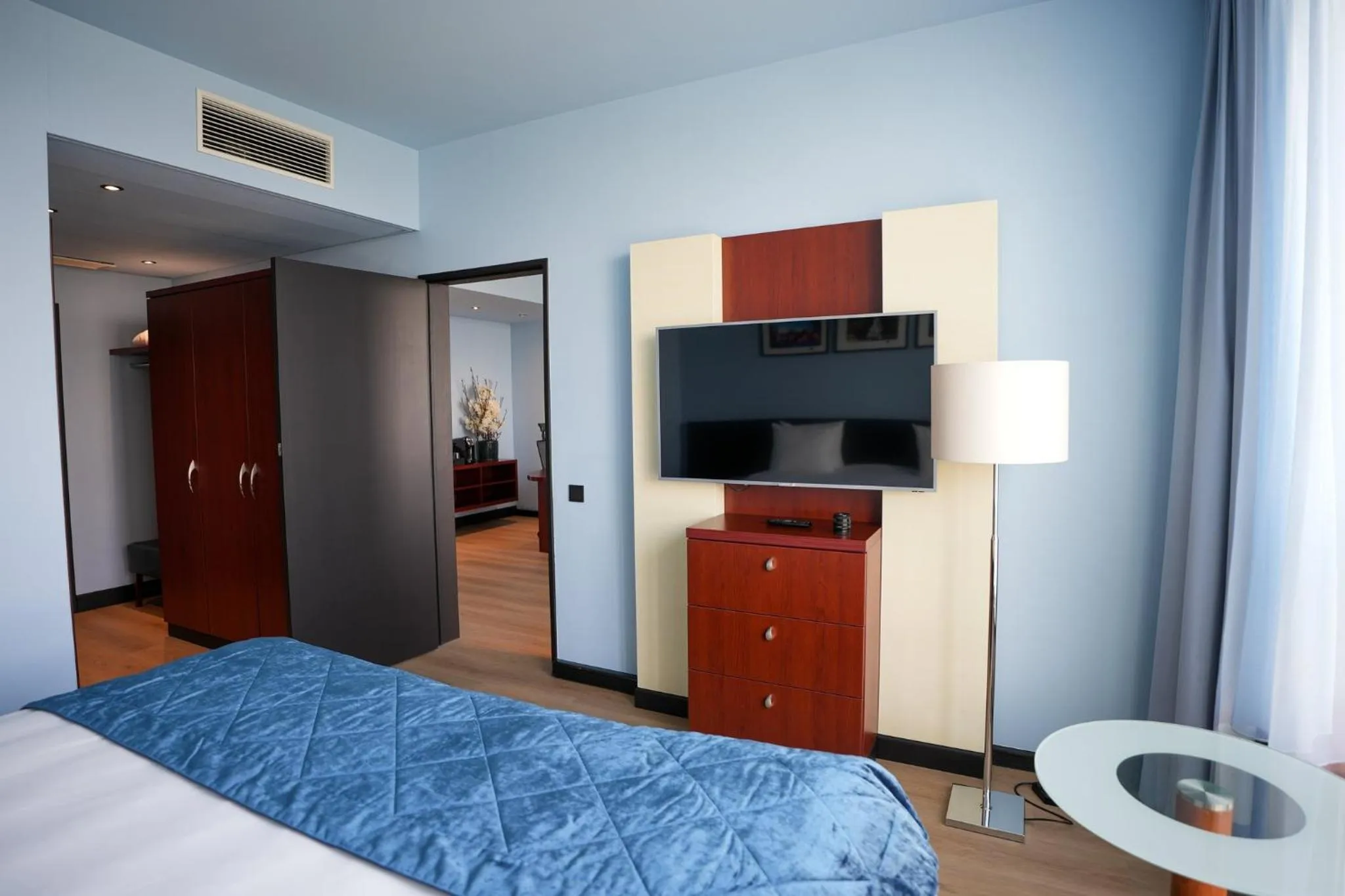 Bedroom, Bed in Crowne Plaza Antwerpen by IHG