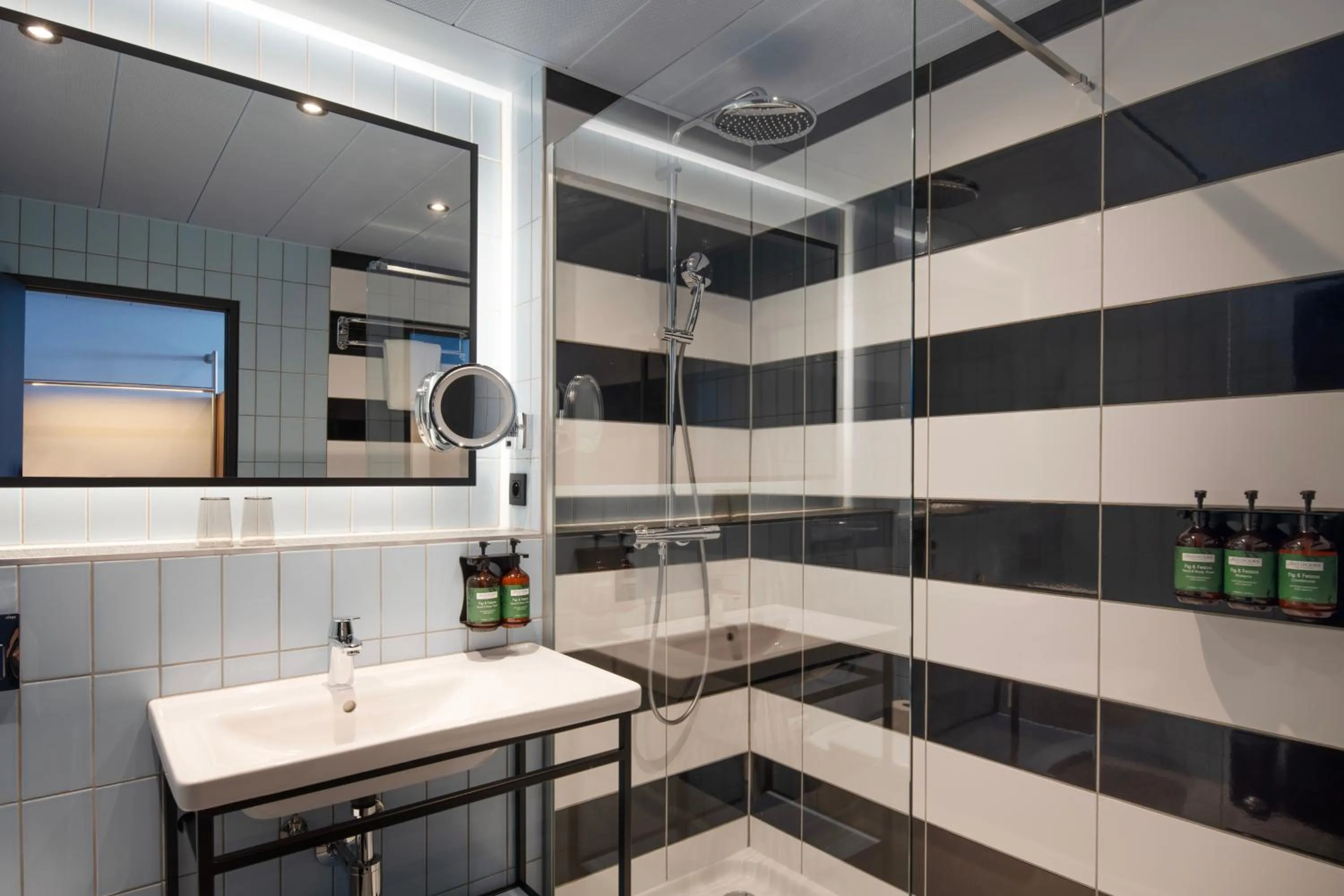 Shower in Crowne Plaza Antwerpen by IHG