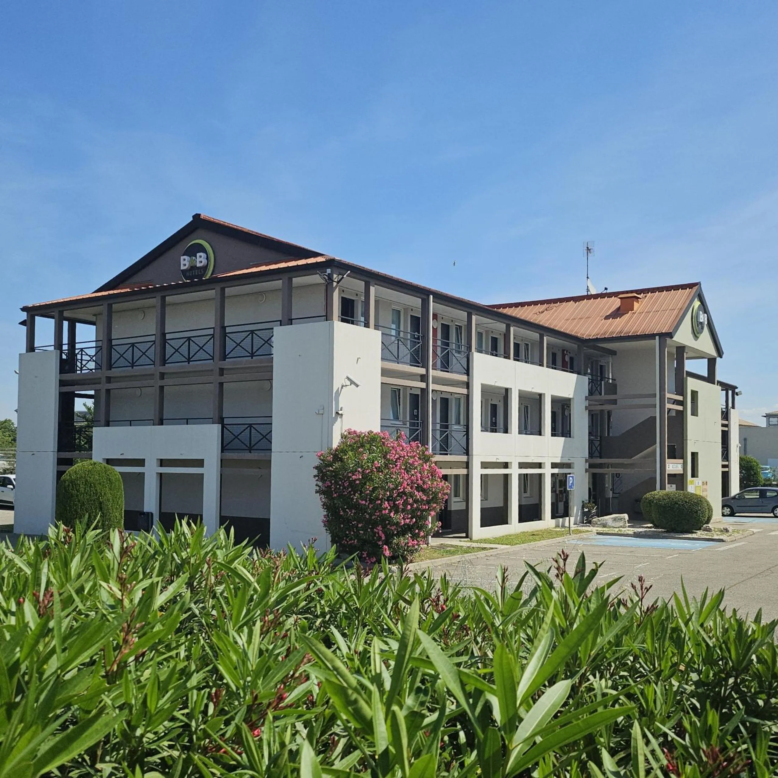 Property building in B&B HOTEL Avignon 1