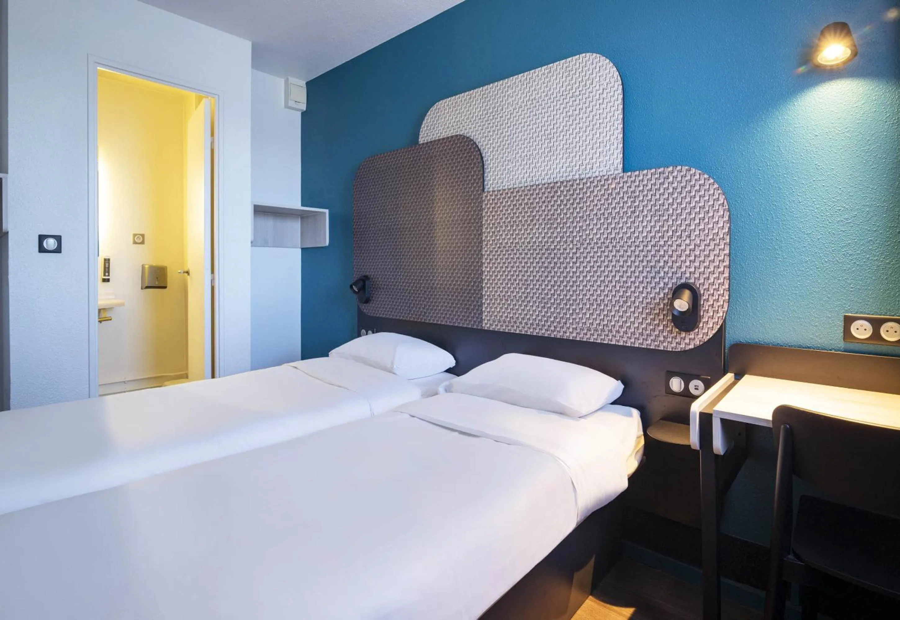 Photo of the whole room, Bed in B&B HOTEL Avignon 1