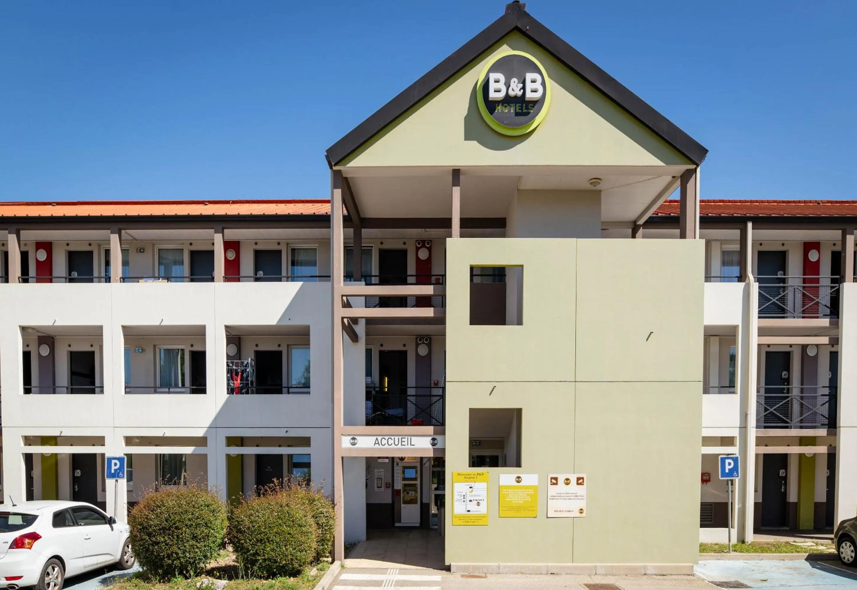 Property building in B&B HOTEL Avignon 1