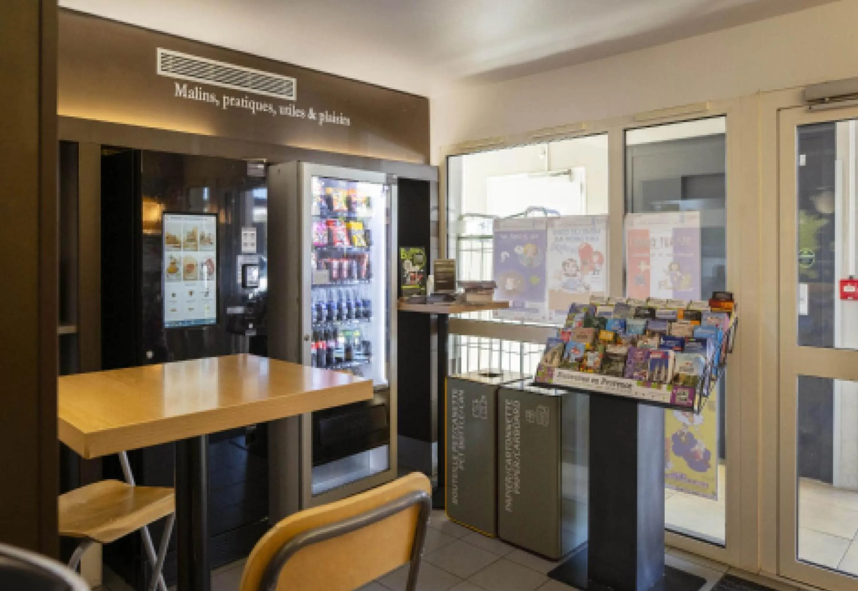 Lobby or reception in B&B HOTEL Avignon 1