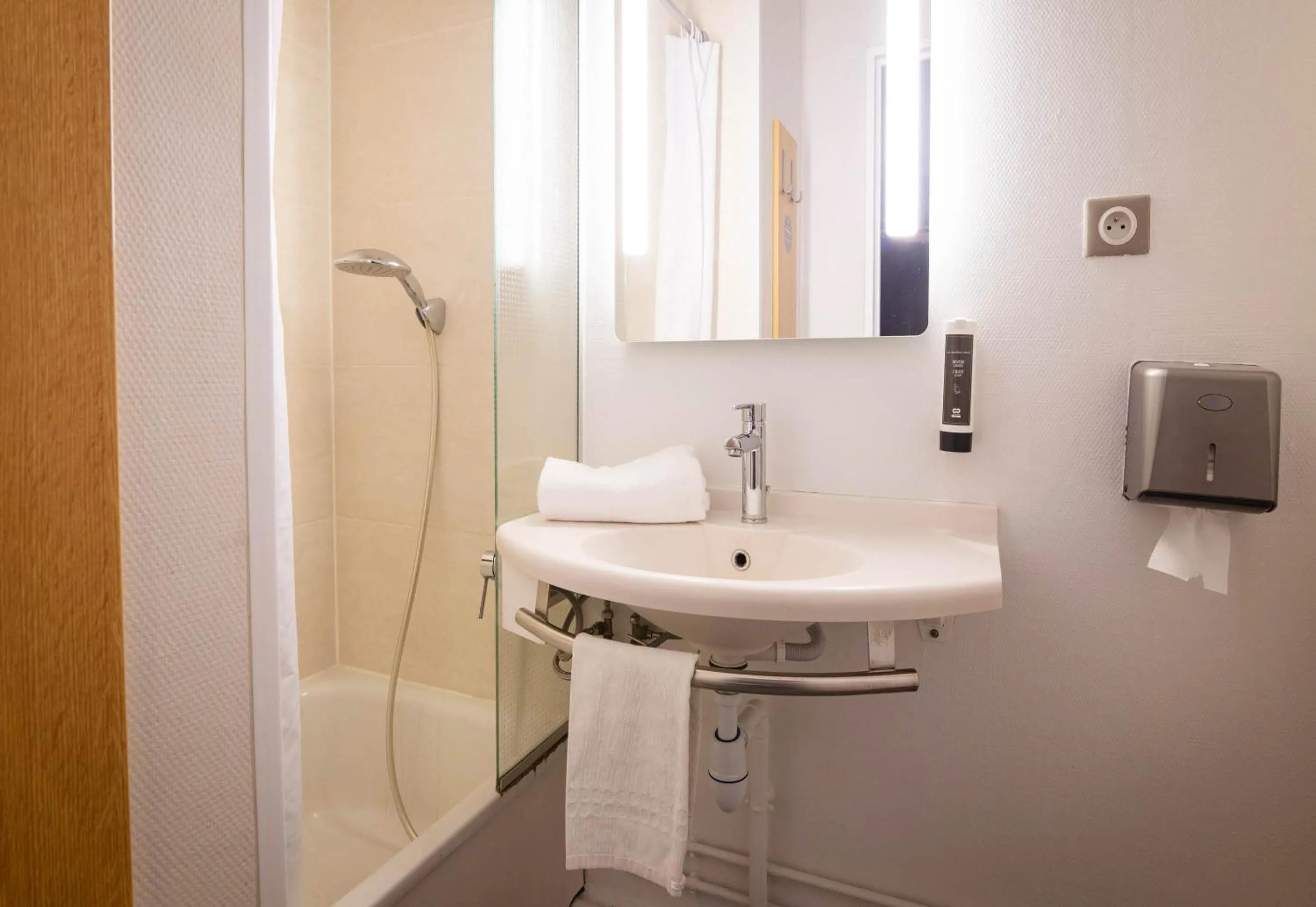 Bathroom in B&B HOTEL Avignon 1