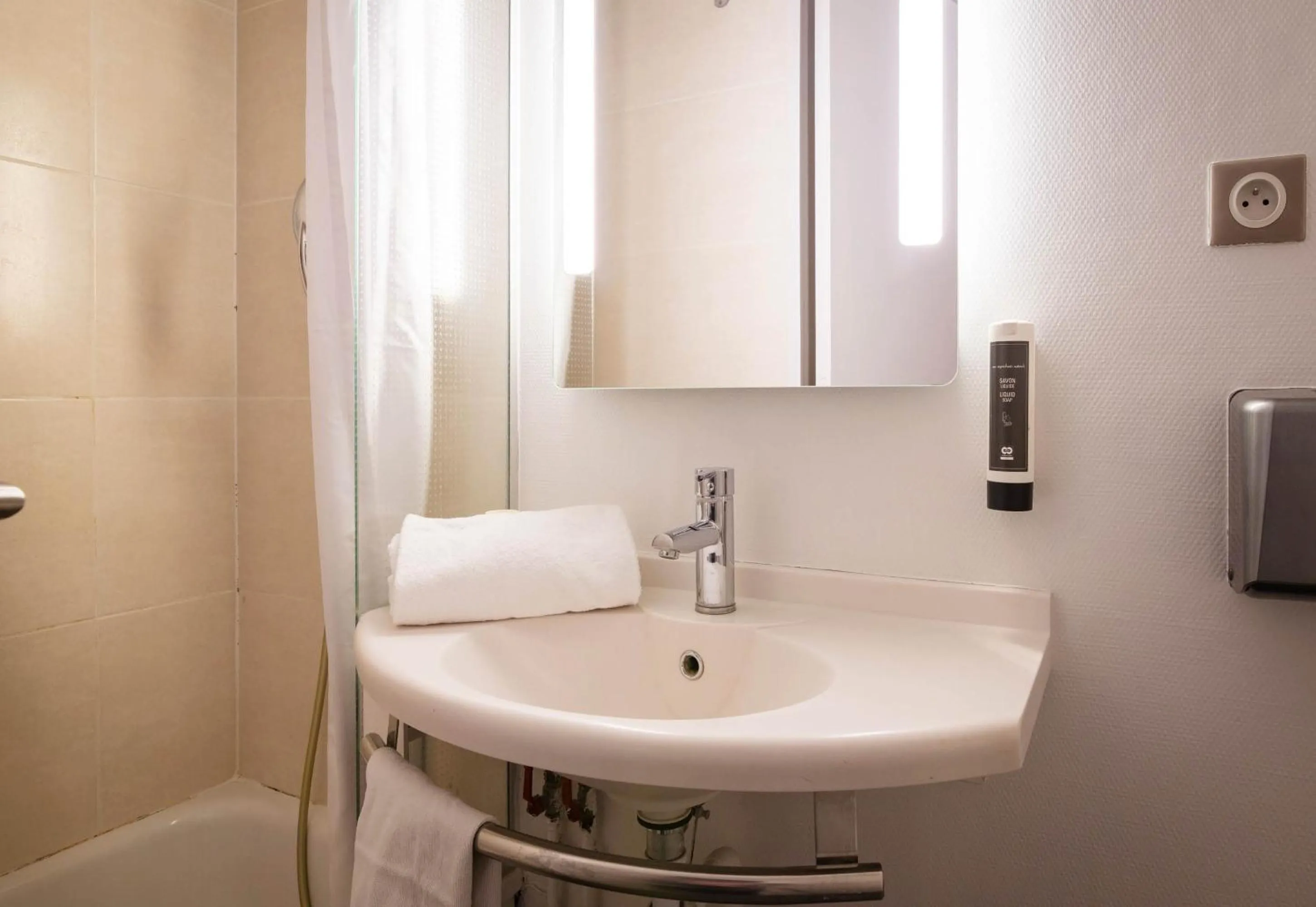 Bathroom in B&B HOTEL Avignon 1