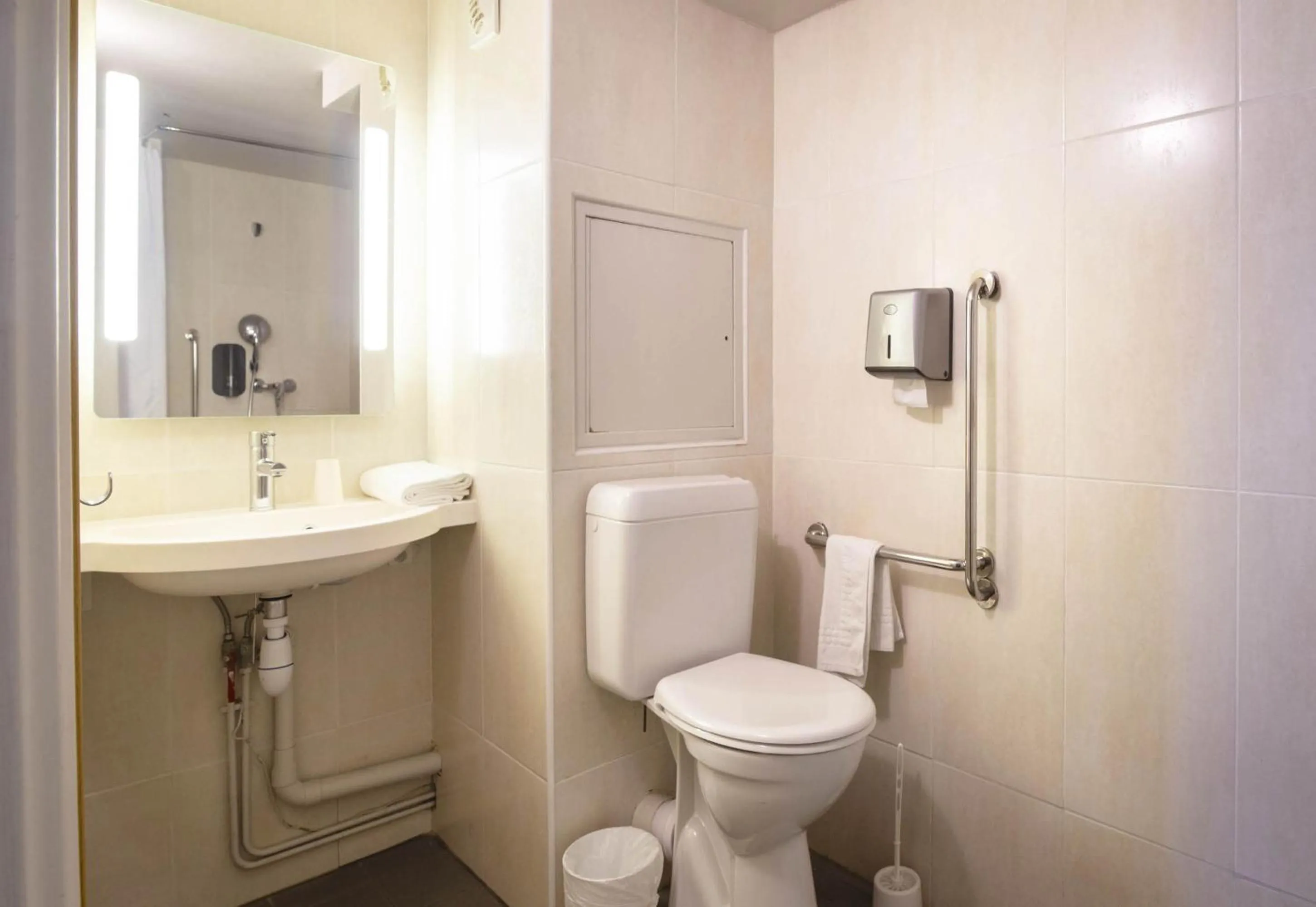 Bathroom in B&B HOTEL Avignon 1