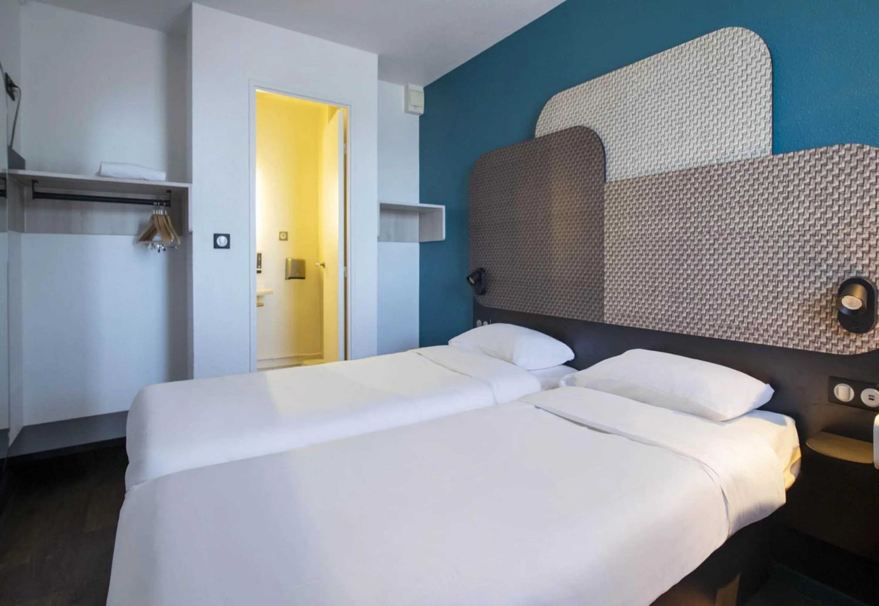 Photo of the whole room, Bed in B&B HOTEL Avignon 1