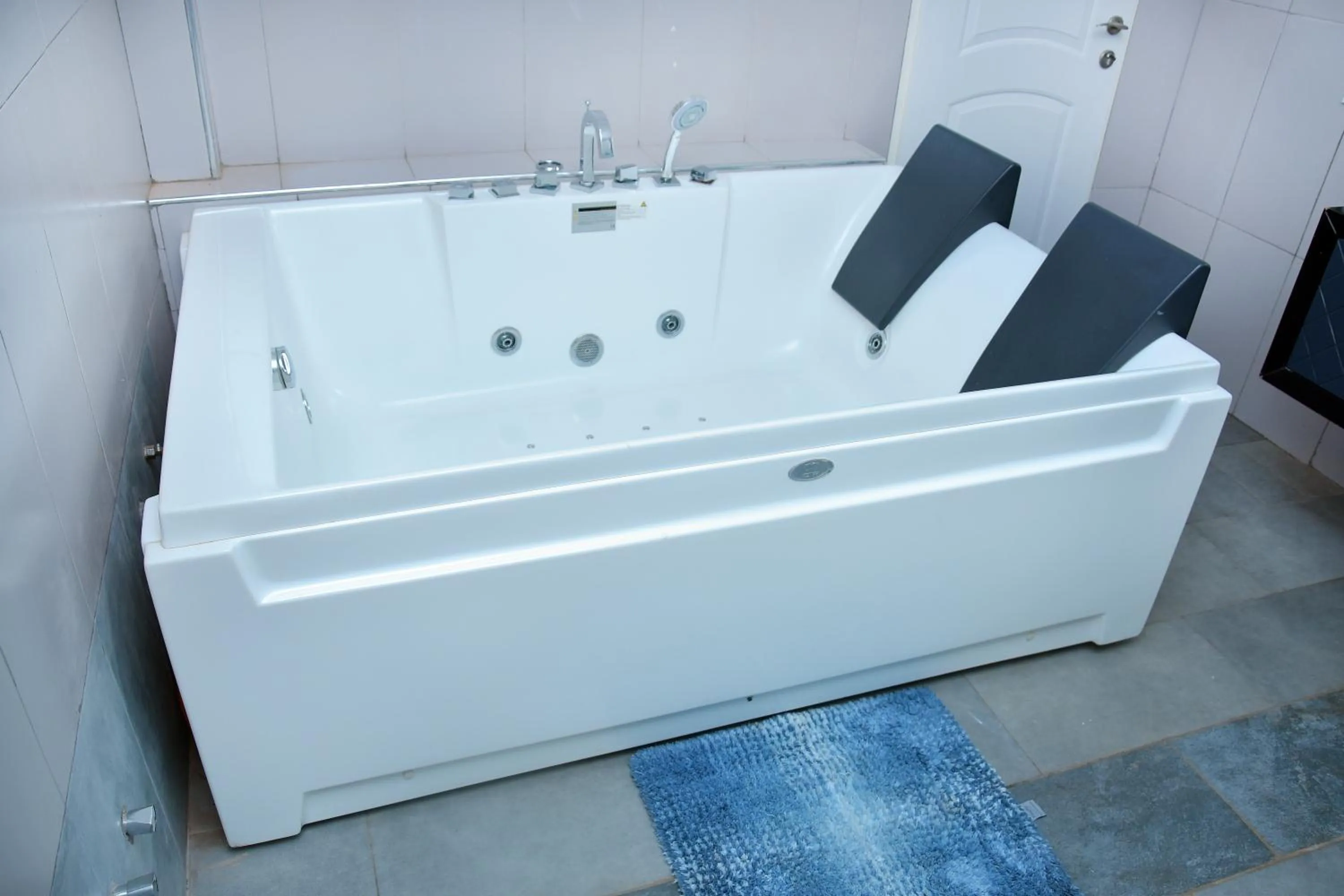 Hot Tub in Mawuli Hotel