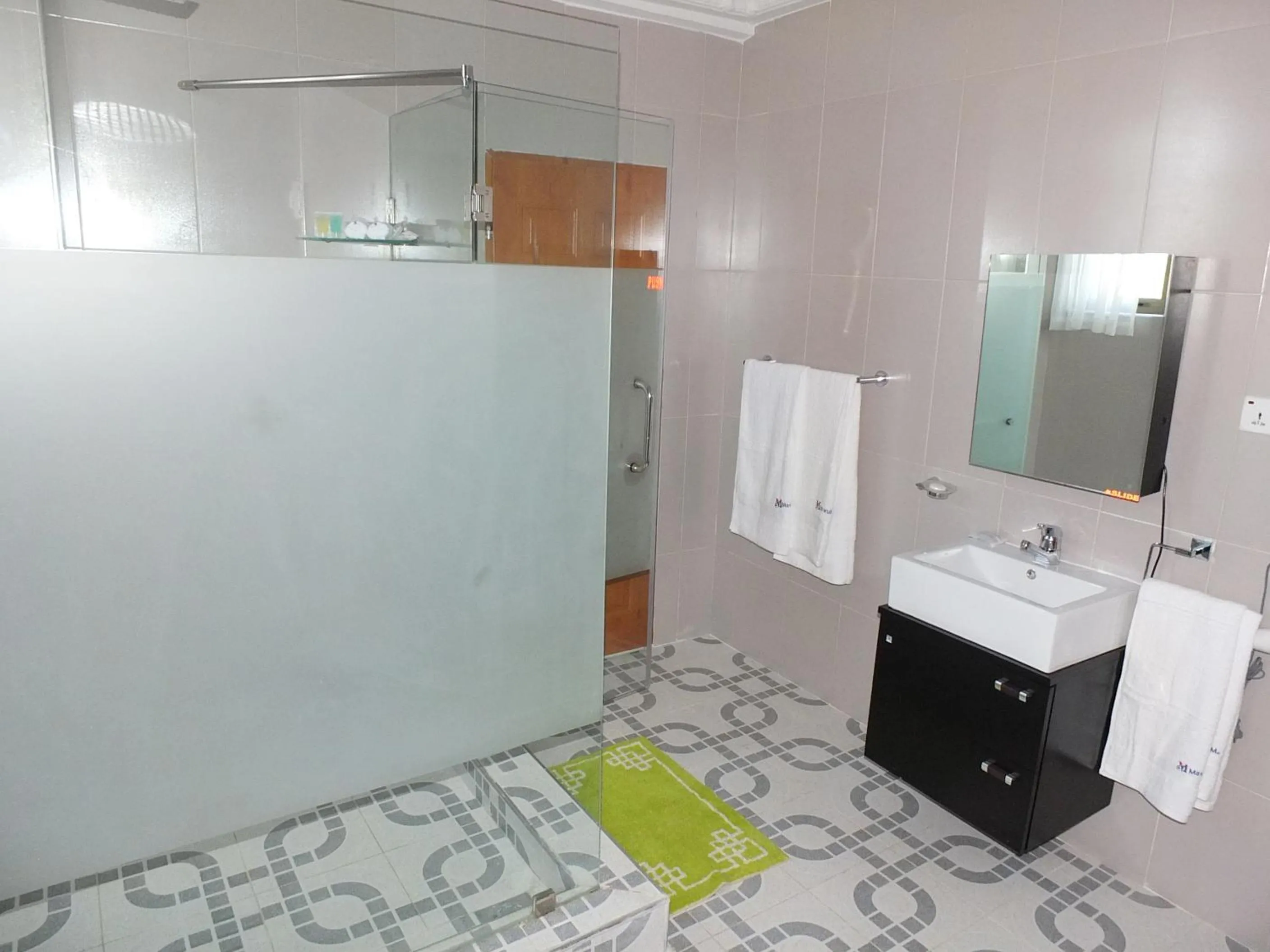 Bathroom in Mawuli Hotel