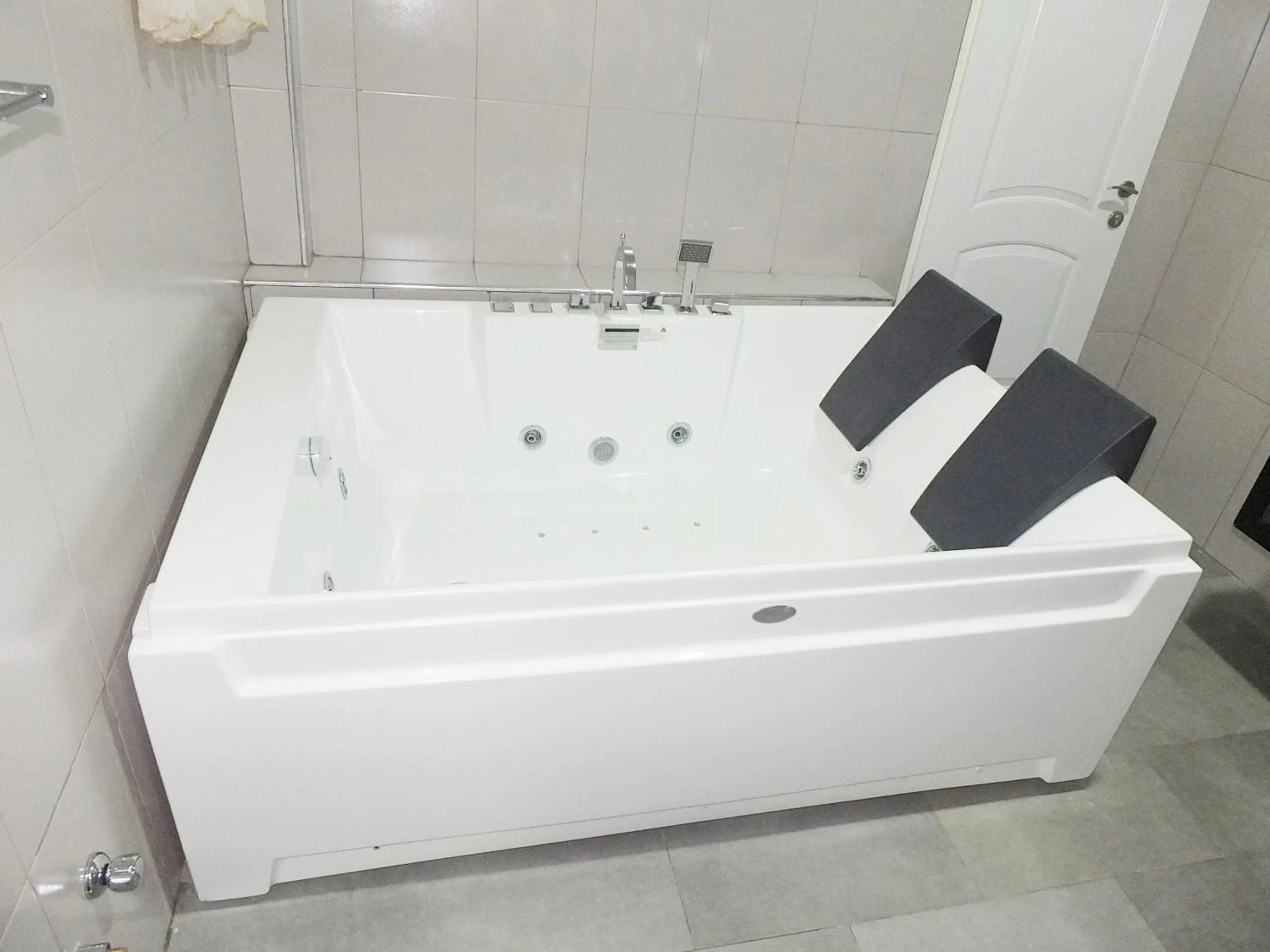 Hot Tub in Mawuli Hotel