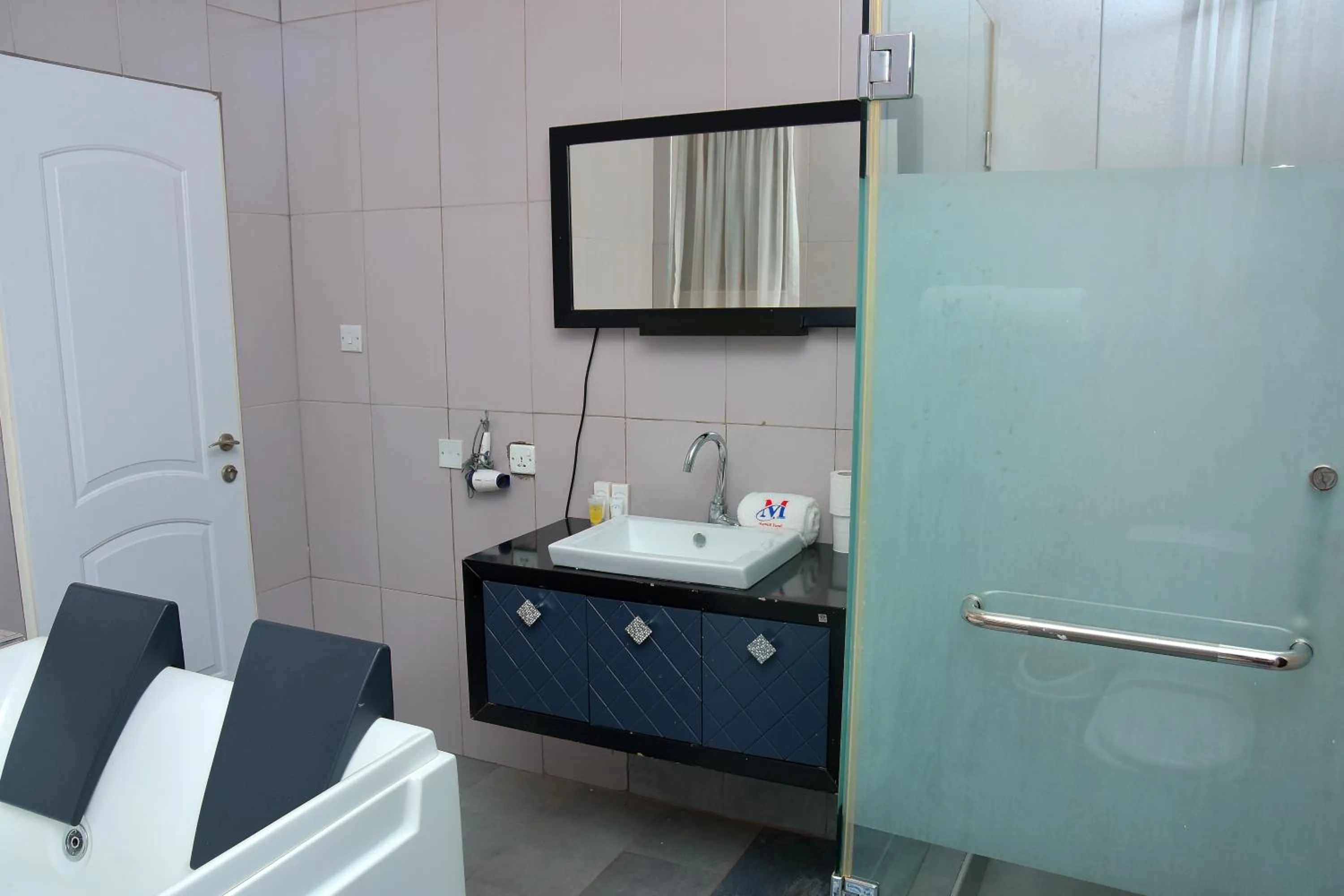 Shower in Mawuli Hotel