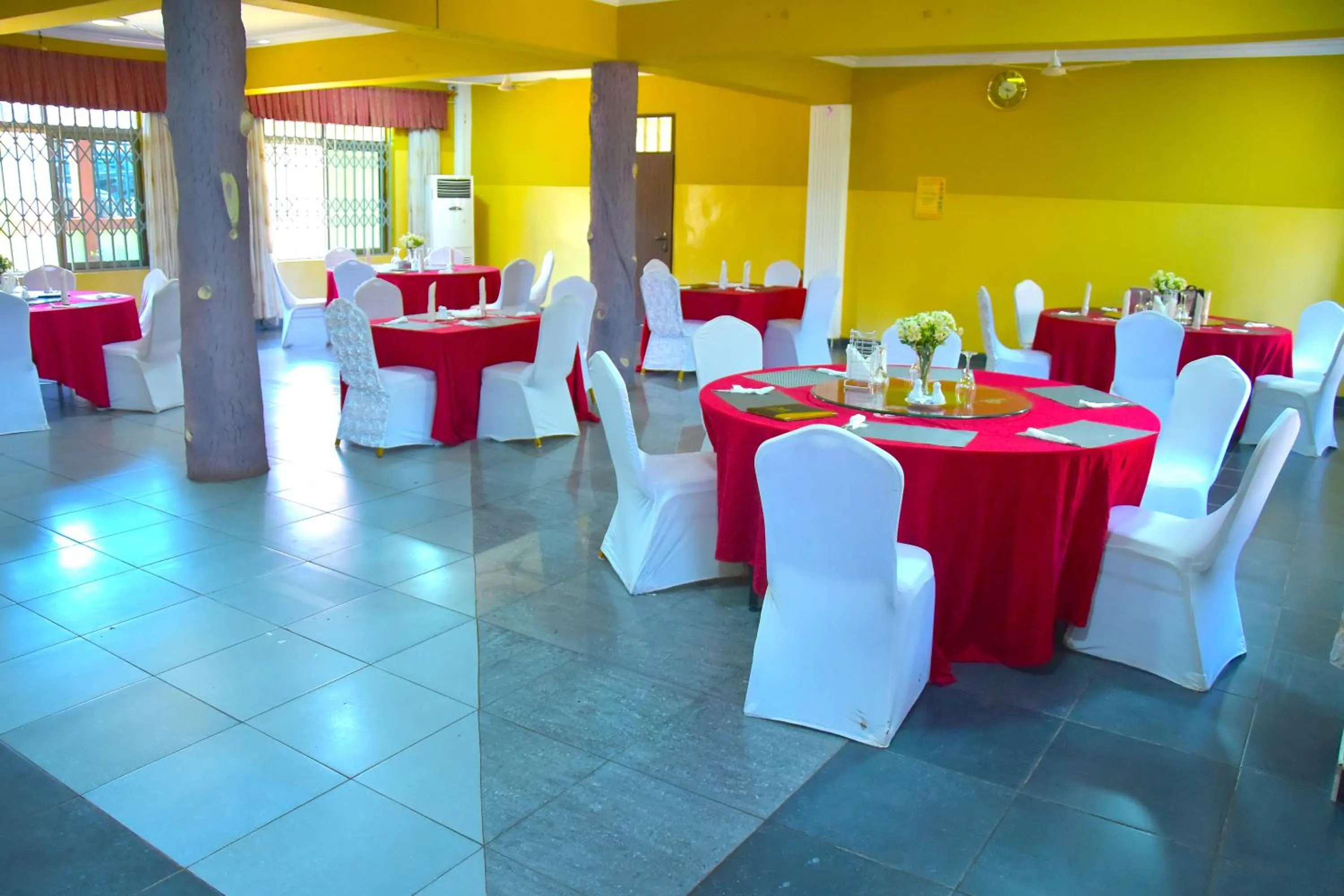 Restaurant/places to eat in Mawuli Hotel