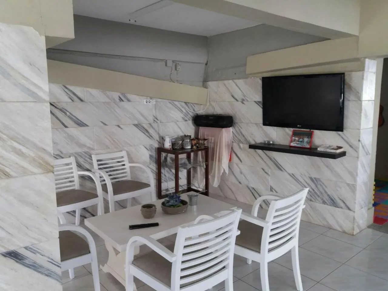 Communal lounge/ TV room in Dionisos Elia