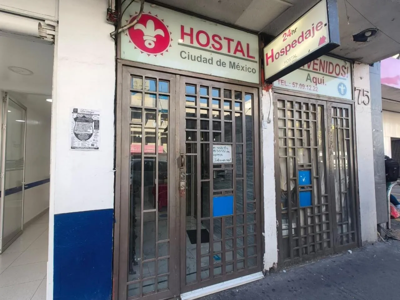 Property building in Hostal Ciudad de México - Habitaciones privadas en el centro histórico