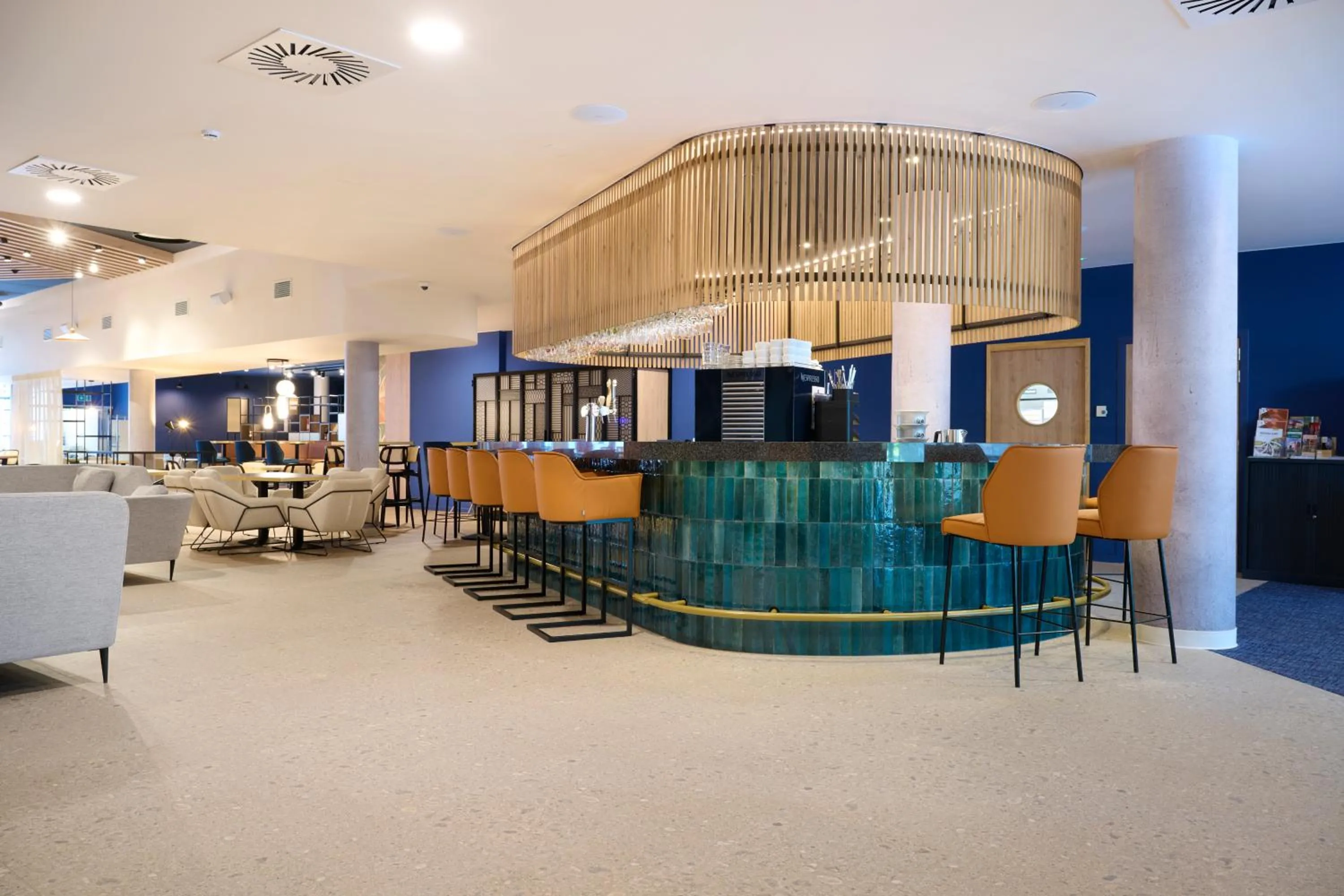 Lounge or bar in Novotel Ieper Centrum