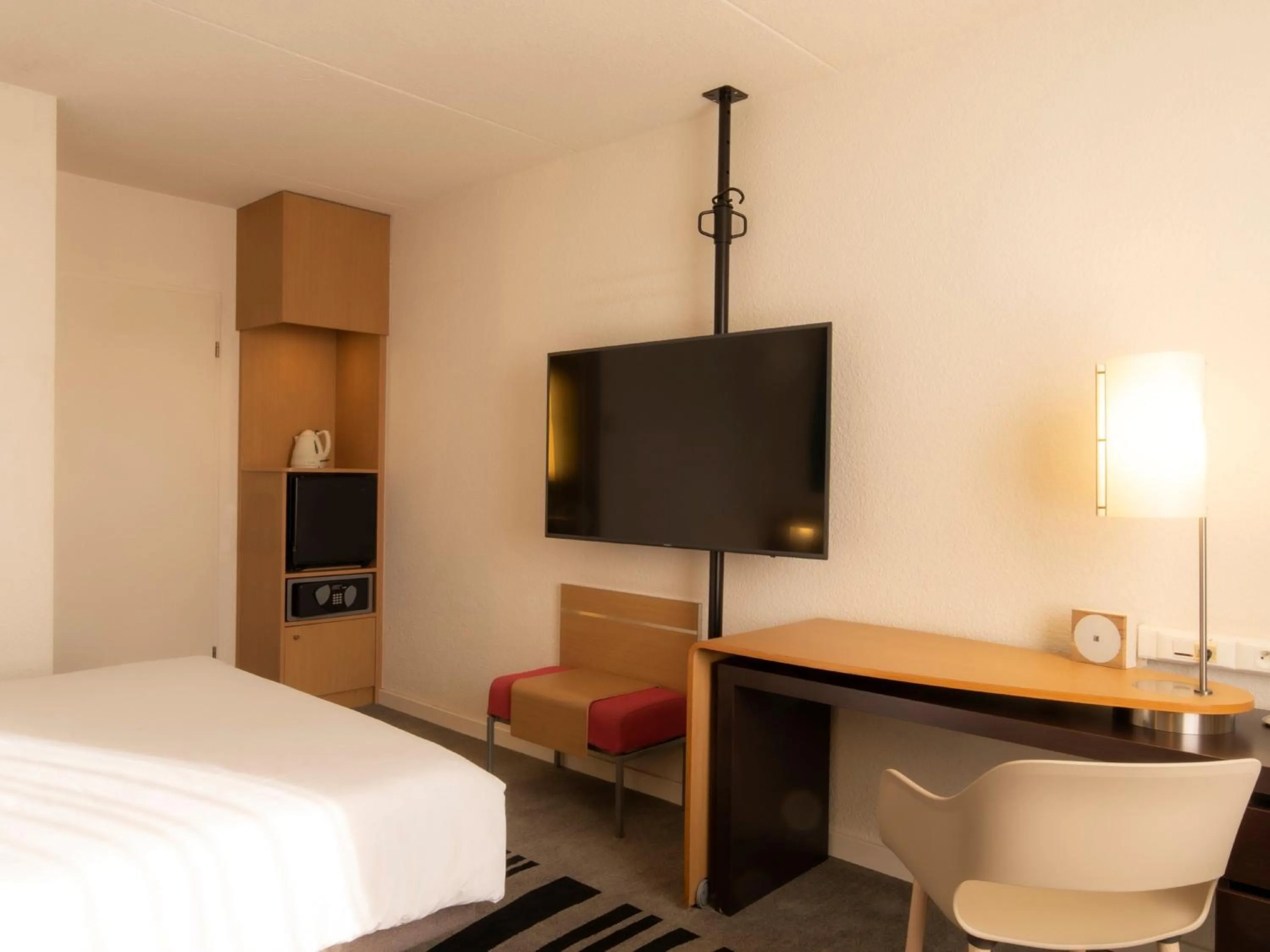 Bedroom, Bed in Novotel Antwerpen - Ekeren