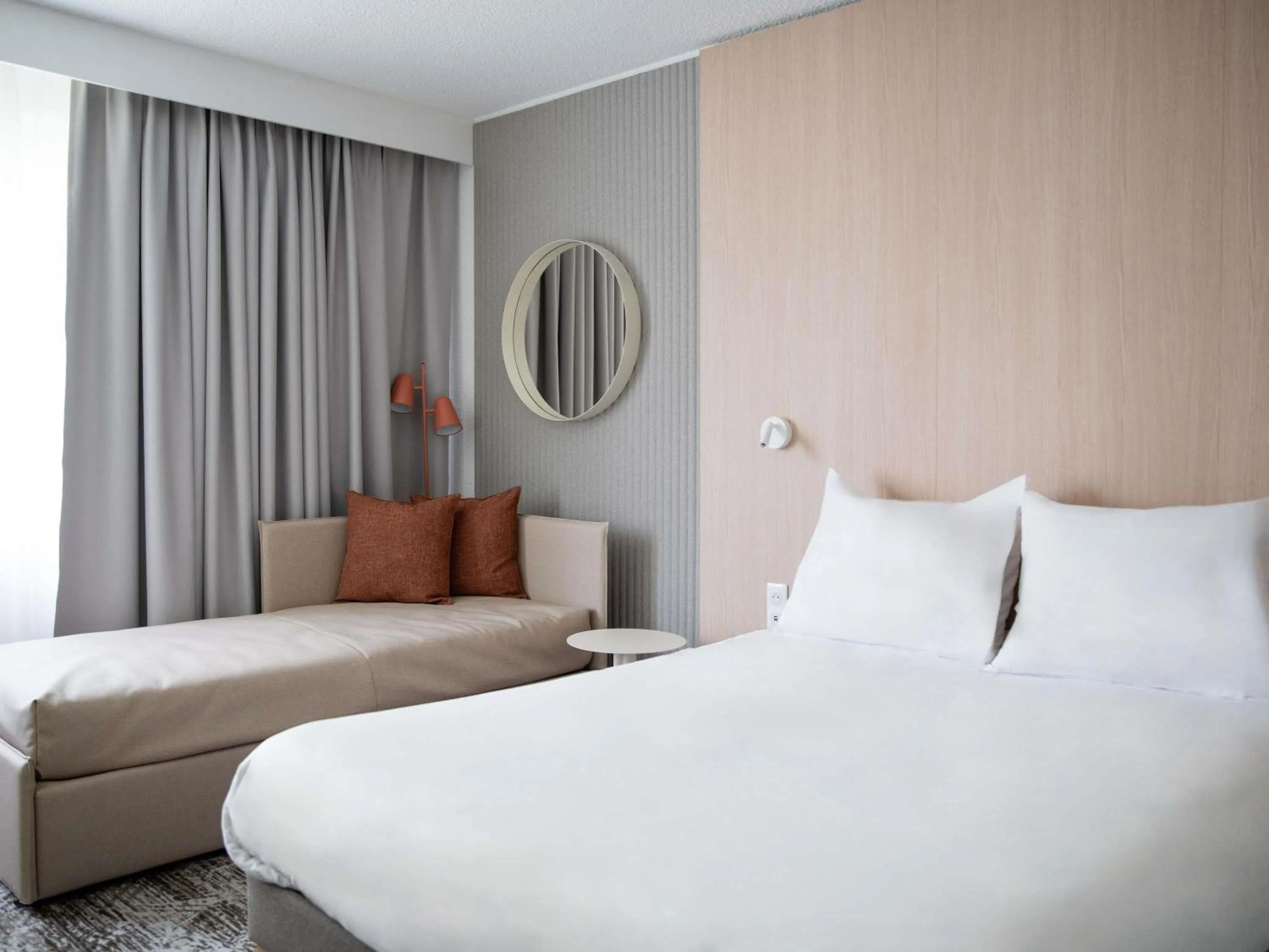 Property building, Bed in Novotel Antwerpen - Ekeren