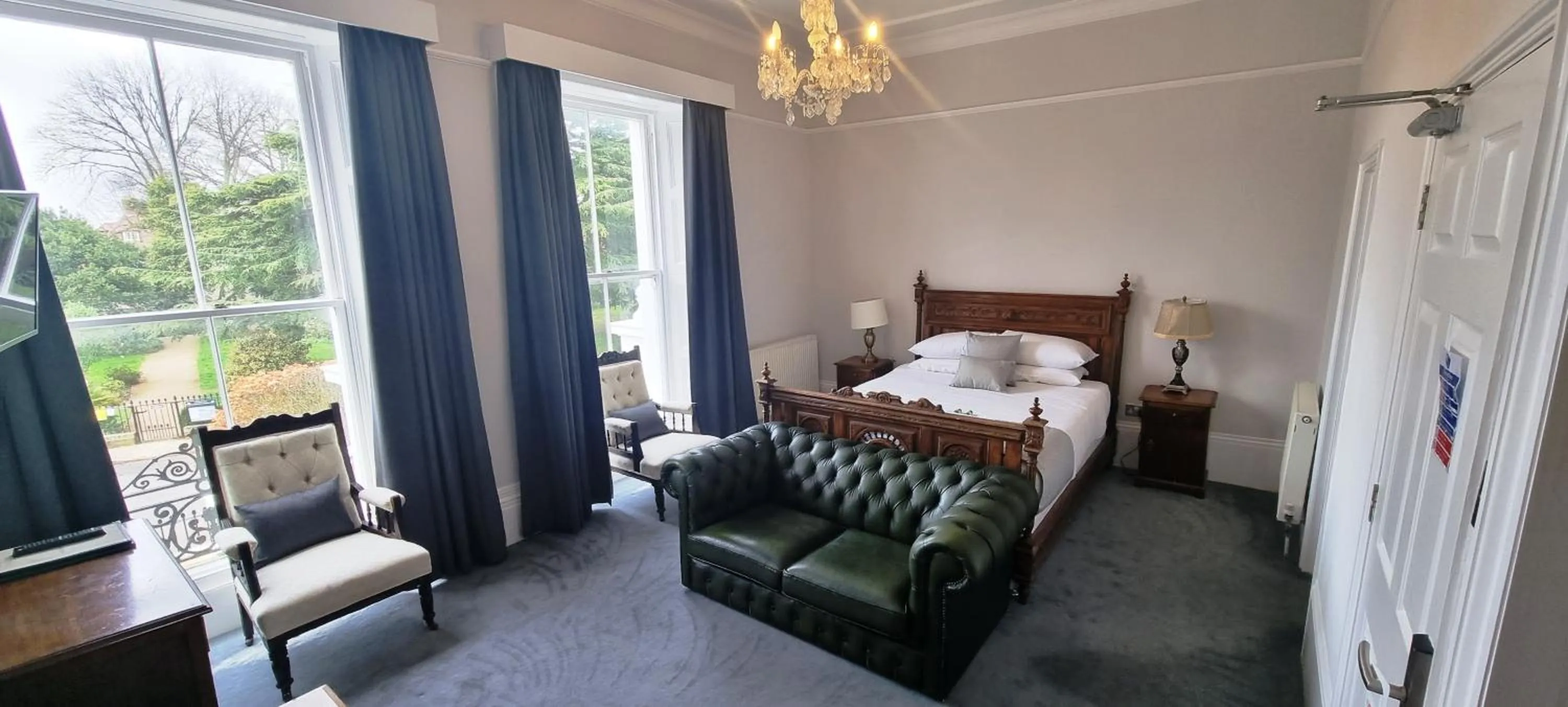 Photo of the whole room, Bed in Anglesey Hotel