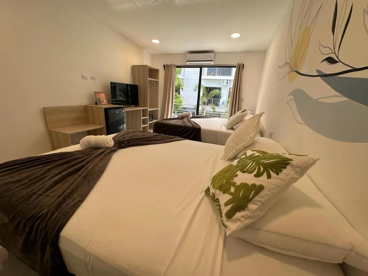 Photo of the whole room, Bed in Wide Mouth Frog Quepos