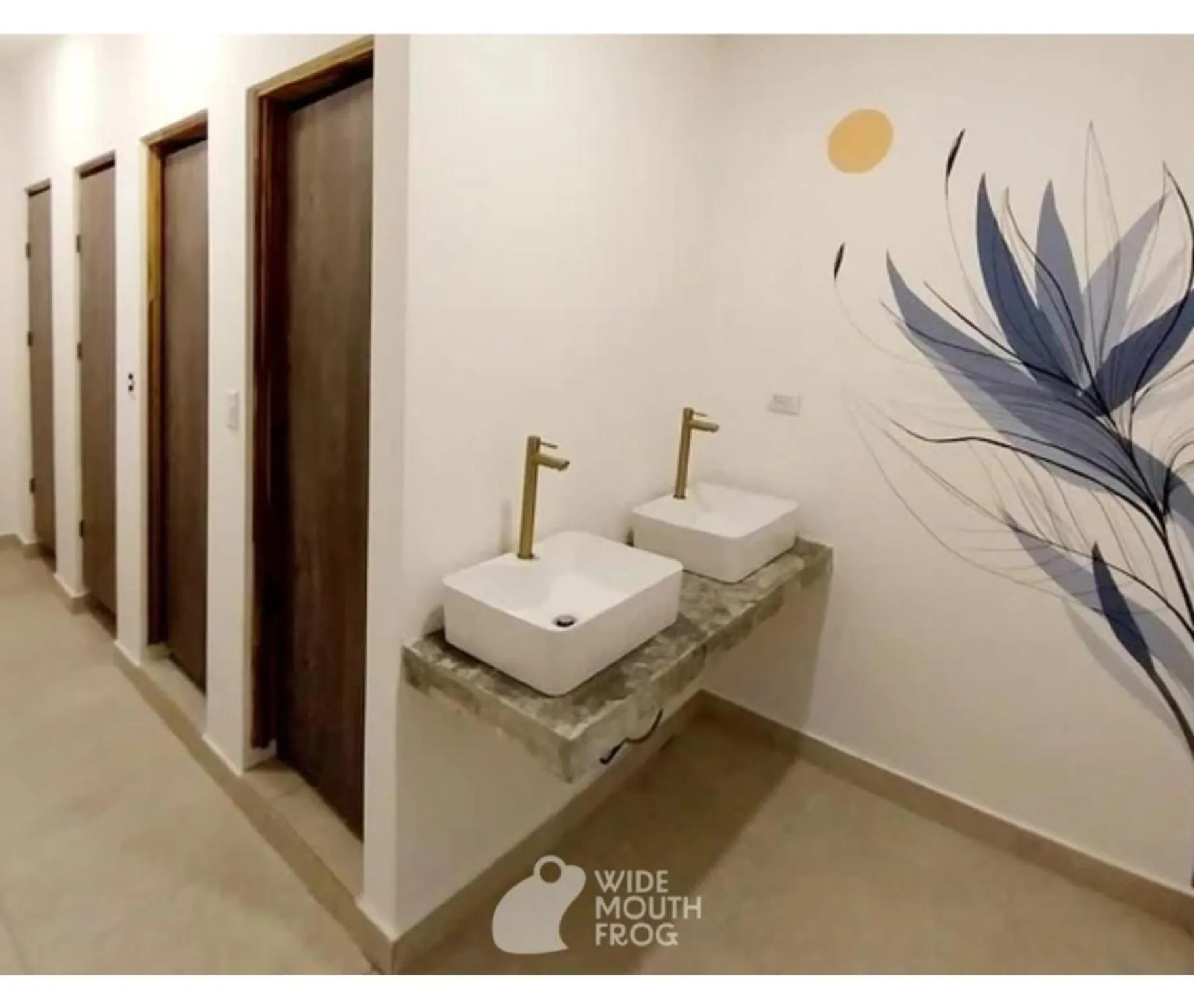 Toilet in Wide Mouth Frog Quepos