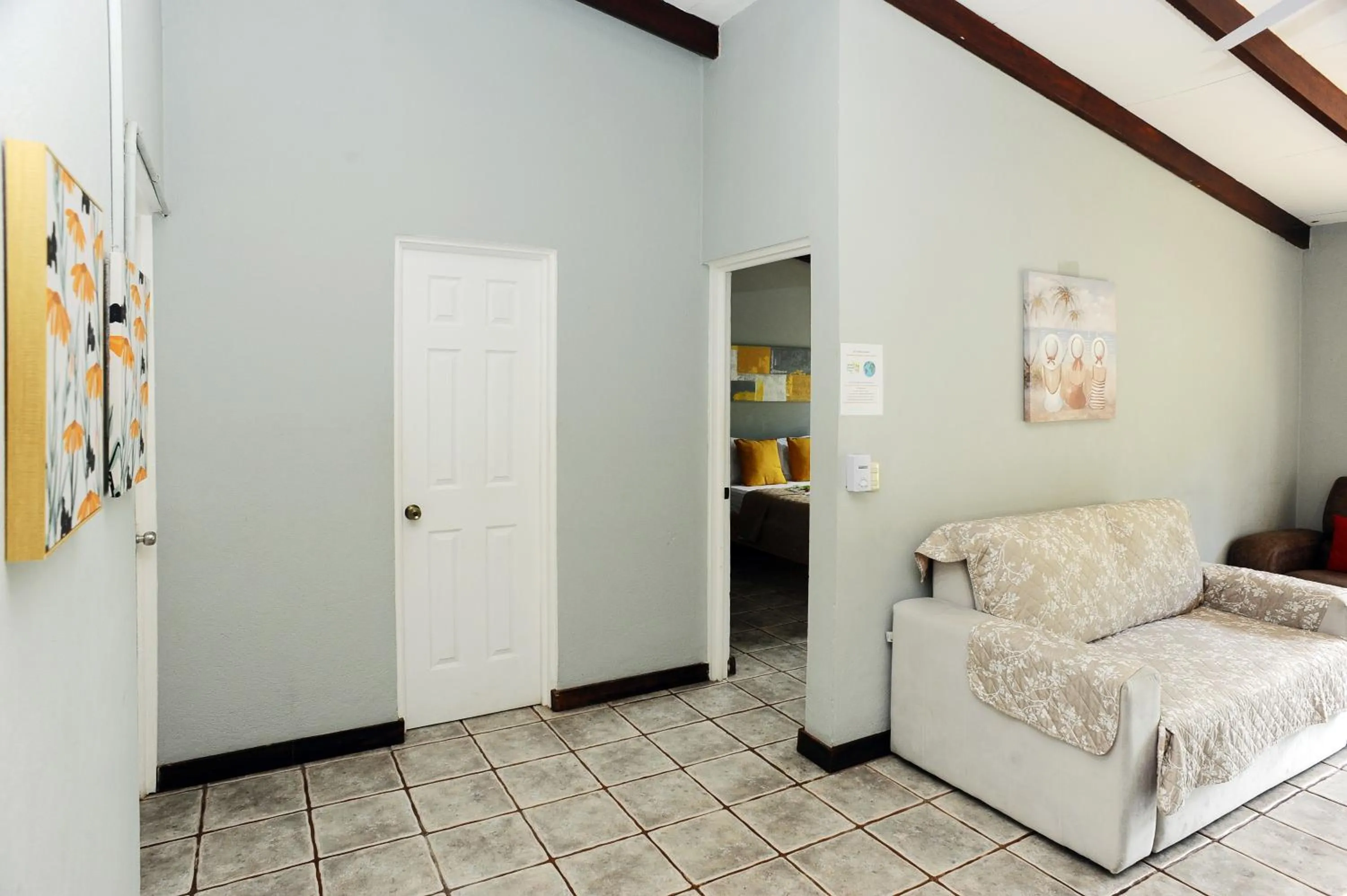 Photo of the whole room, Bed in Wide Mouth Frog Quepos